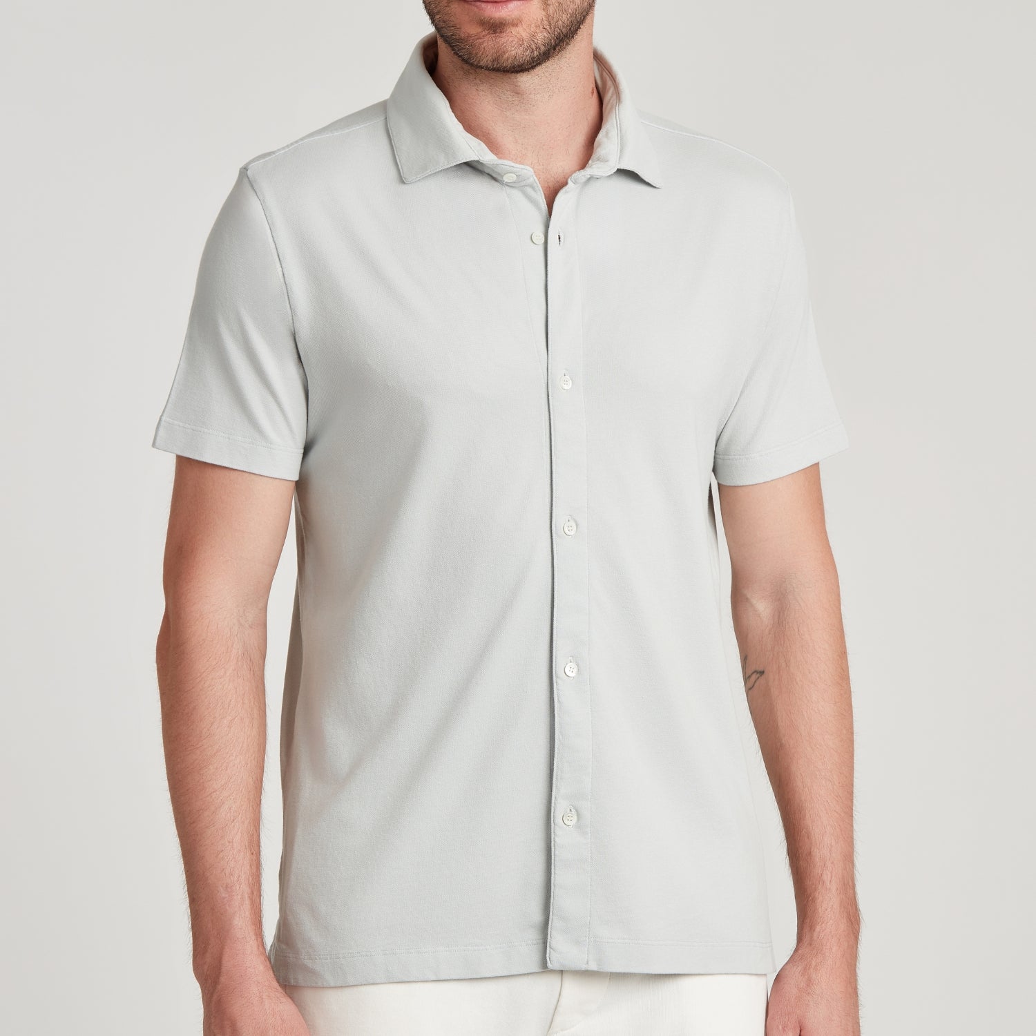 Polo uomo in micro piquet tinta in capo, design veneziano e comfort premium