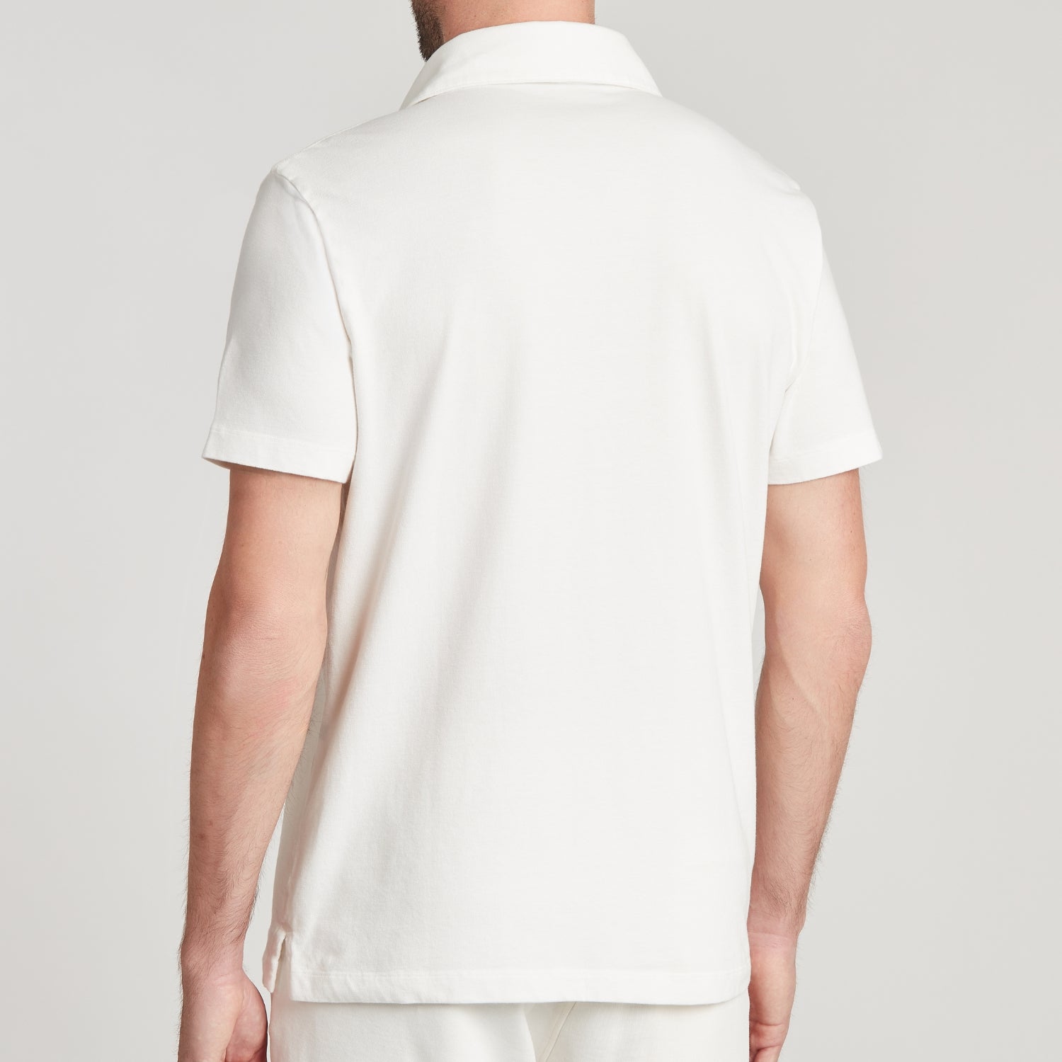 Polo uomo bianco in micro piquet, design veneziano e comfort premium, vista posteriore