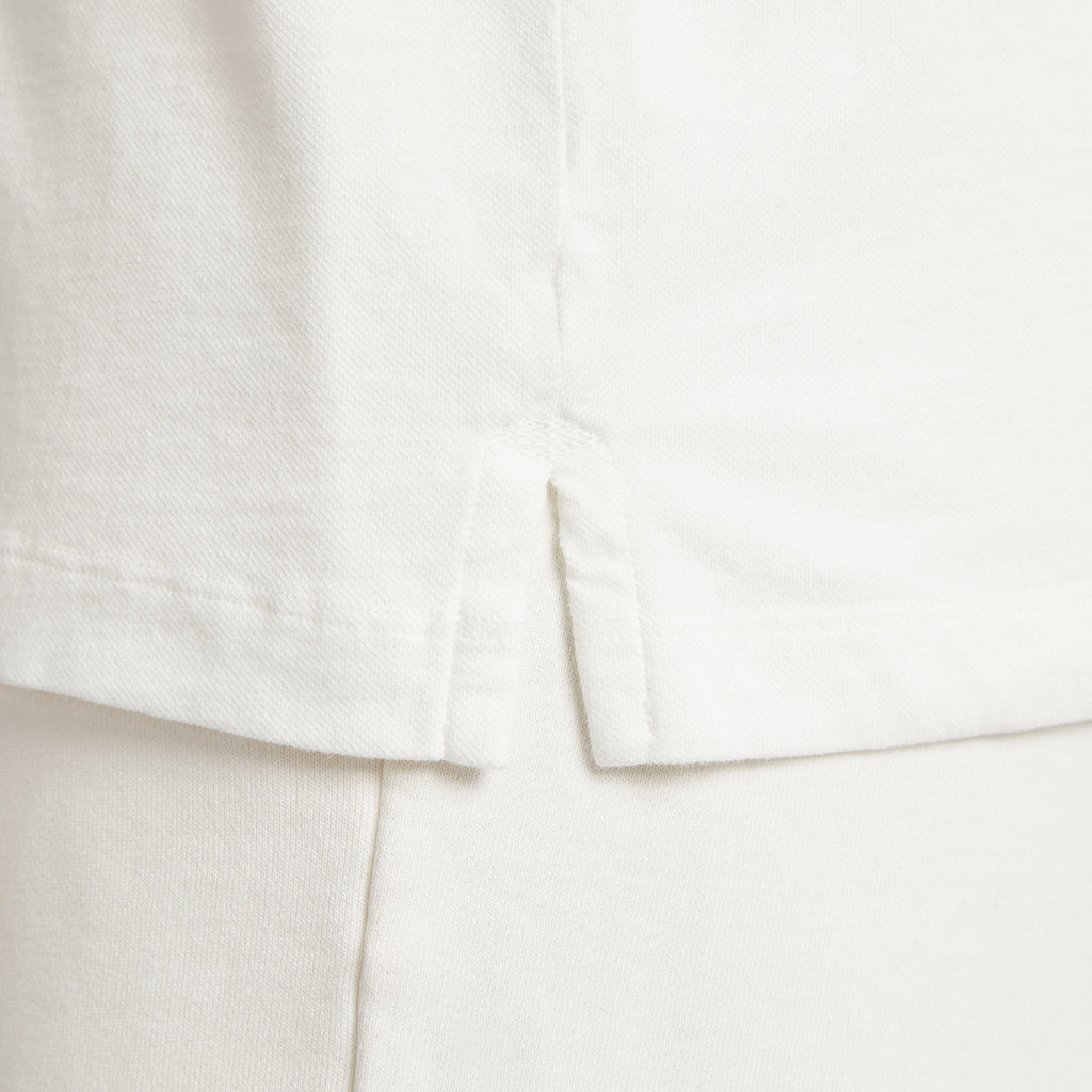 Dettaglio camicia uomo in micro piquet tinta in capo, design veneziano e comfort premium