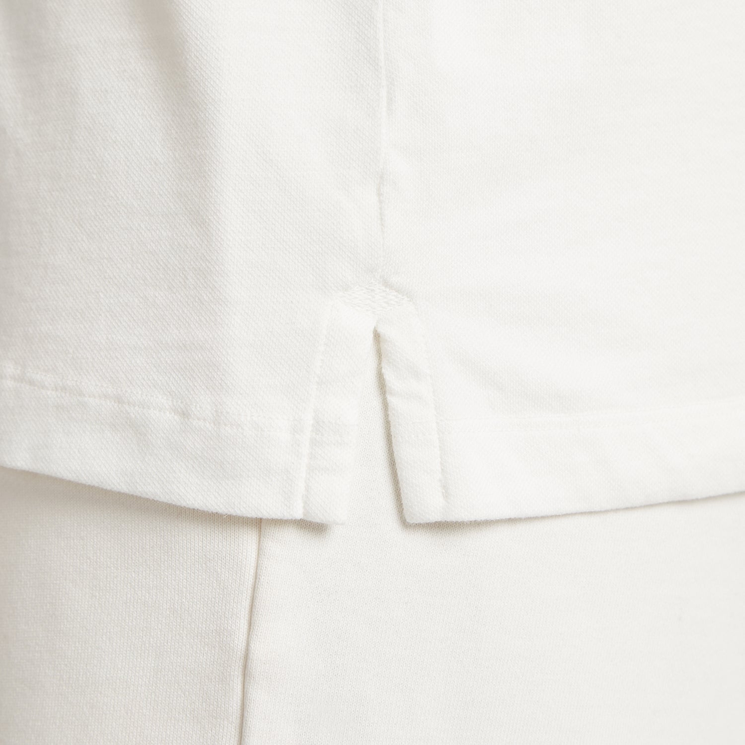 Dettaglio camicia uomo in micro piquet tinta in capo, design veneziano e comfort premium