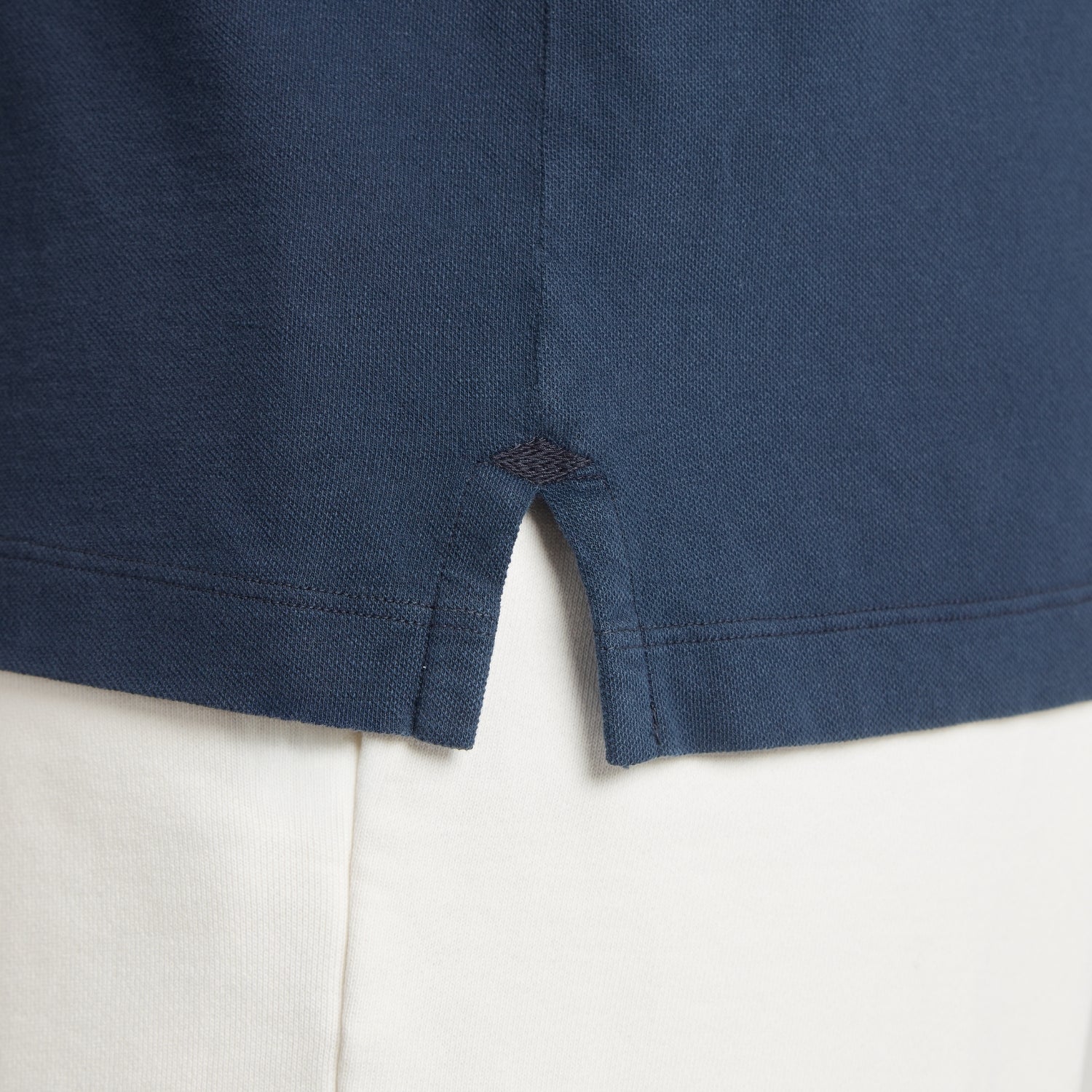Maglia uomo in micro piquet tinta in capo, dettaglio cuciture e spacchetti, design veneziano, comfort premium