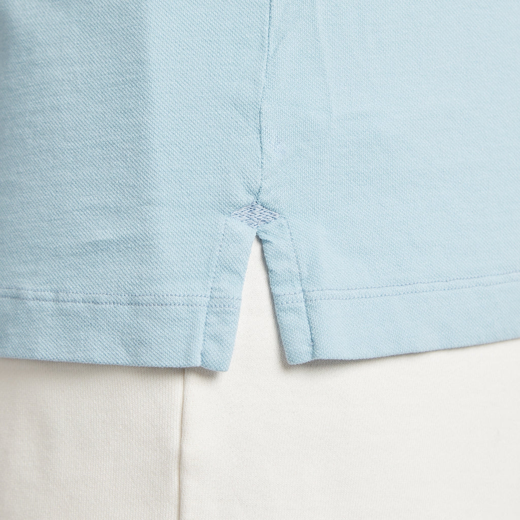 Maglia uomo in micro piquet tinta in capo, dettaglio cuciture e spacchetti laterali, comfort premium