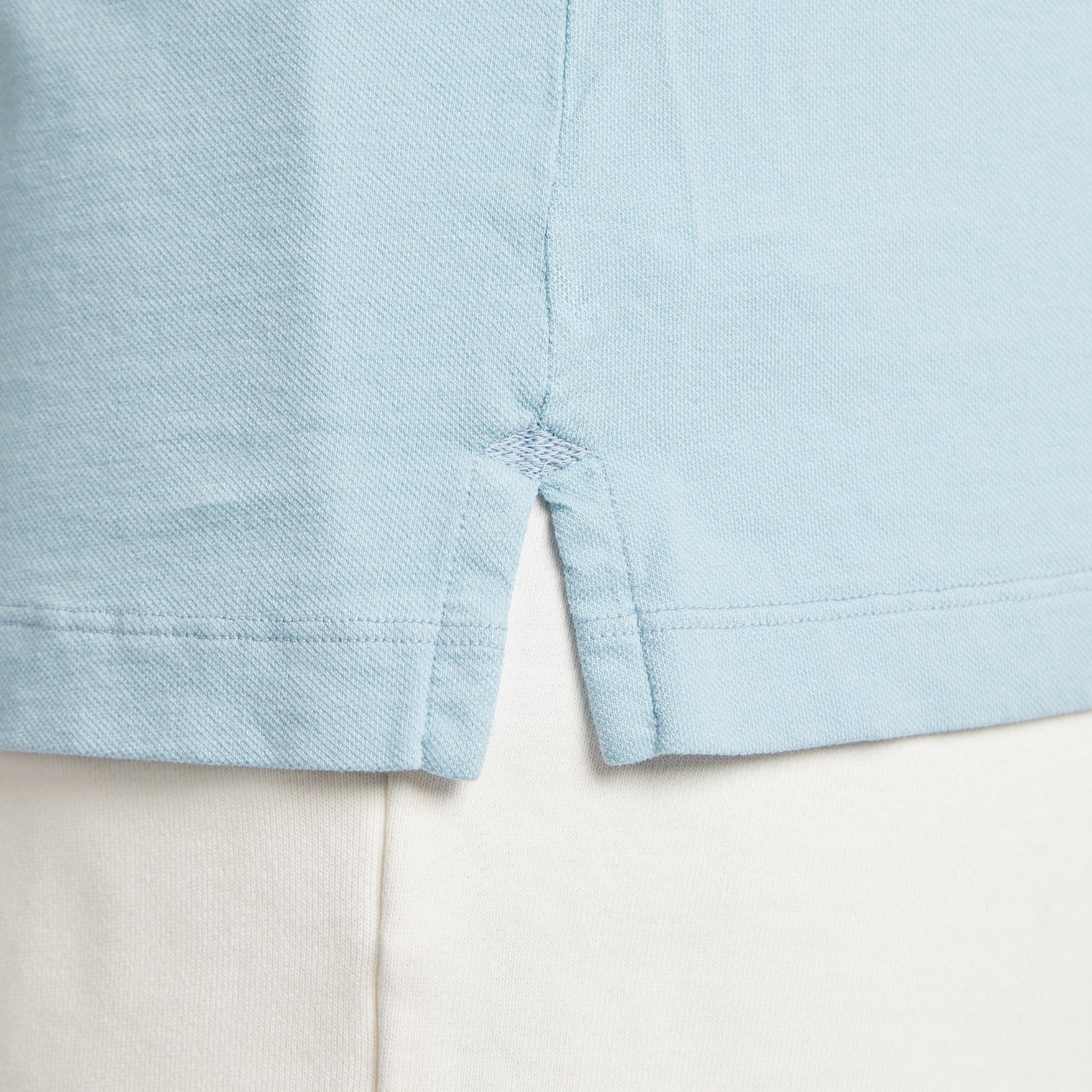Maglia uomo in micro piquet tinta in capo, dettaglio cuciture e spacchetti laterali, comfort premium