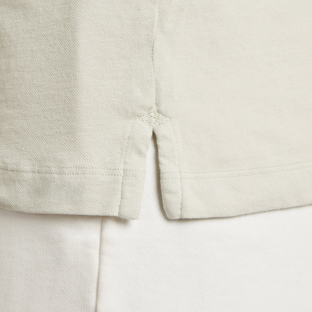 Dettaglio cuciture camicia uomo in micro piquet tinta in capo, design veneziano e comfort premium