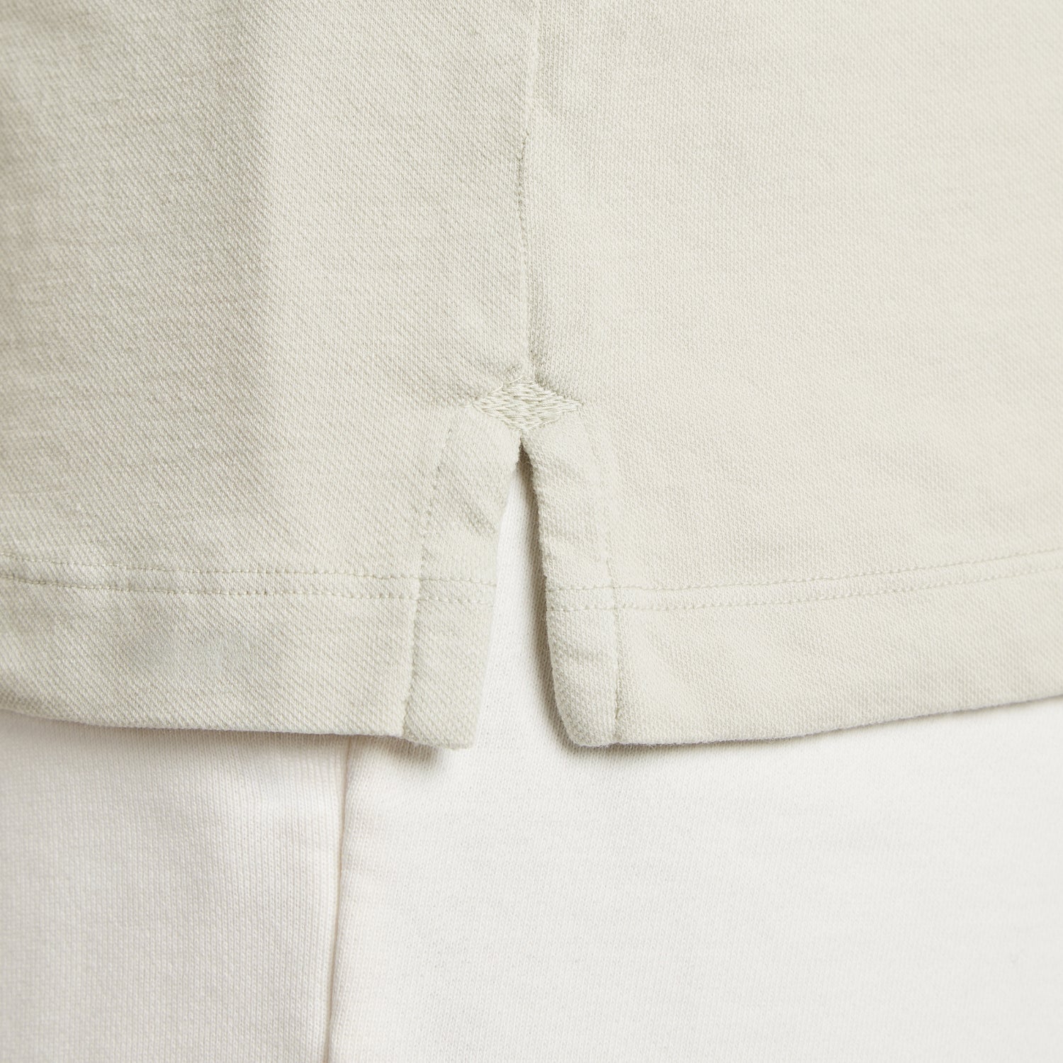 Dettaglio cuciture camicia uomo in micro piquet tinta in capo, design veneziano e comfort premium