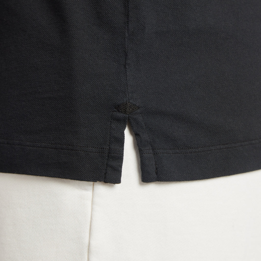 Maglia uomo in micro piquet nero con dettaglio cucitura e spacchetti laterali, design veneziano