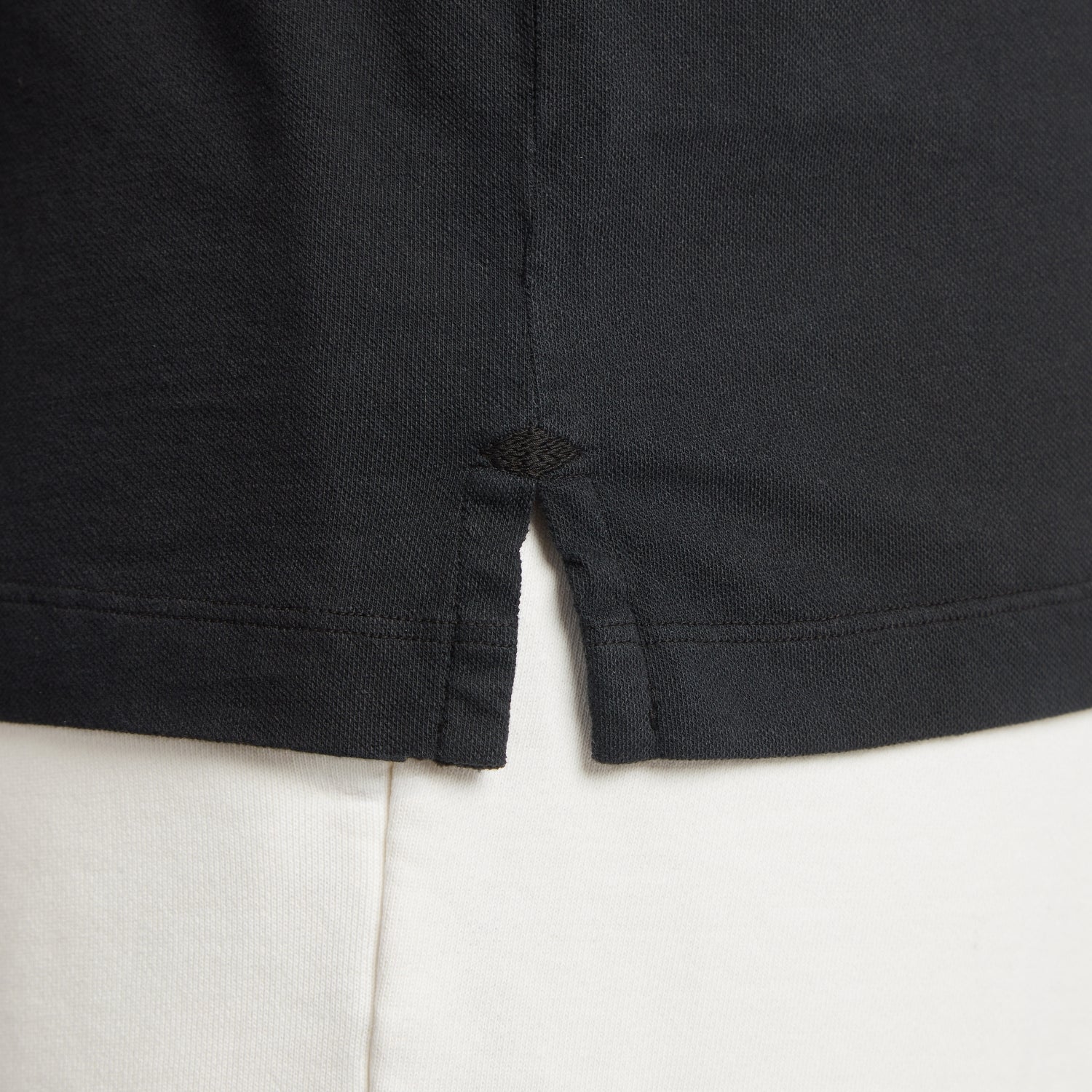 Maglia uomo in micro piquet nero con dettaglio cucitura e spacchetti laterali, design veneziano