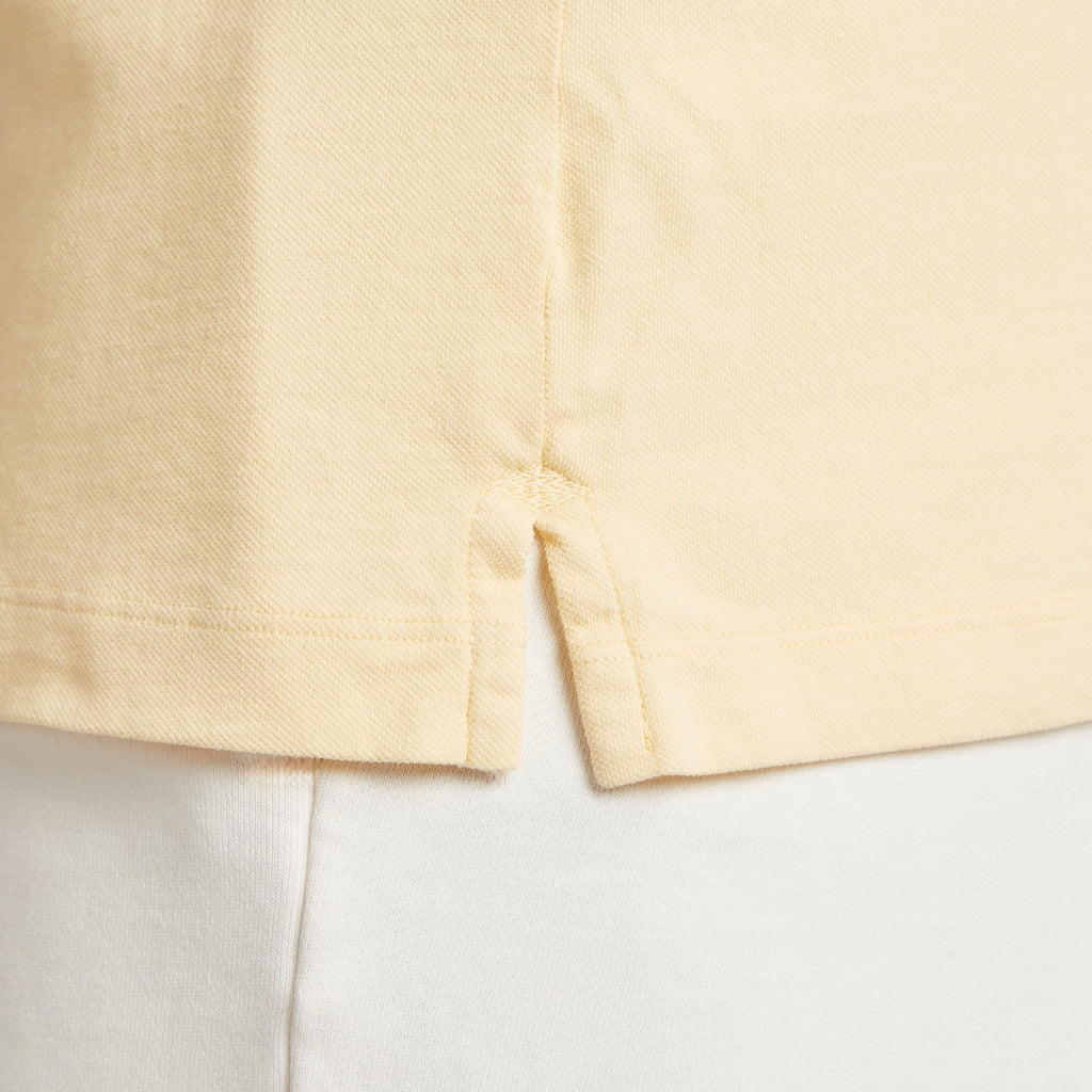Maglia uomo in micro piquet giallo chiaro, dettaglio cuciture e fessura posteriore, comfort premium