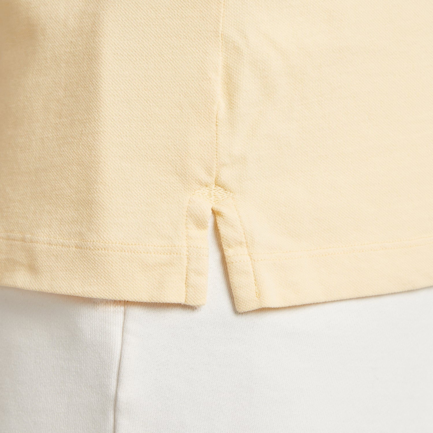 Maglia uomo in micro piquet giallo chiaro, dettaglio cuciture e fessura posteriore, comfort premium