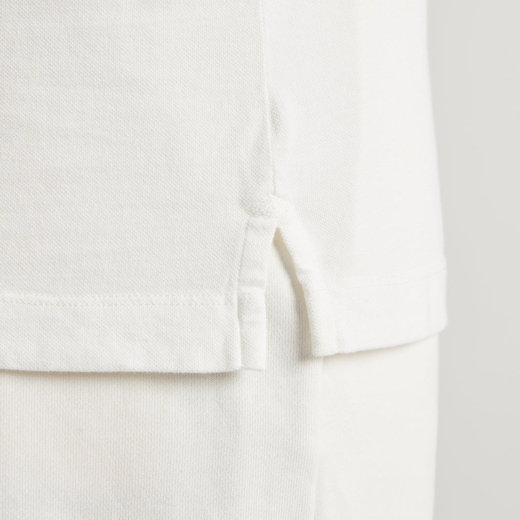 Maglietta uomo in micro piquet bianco con dettaglio laterale, design veneziano e comfort premium