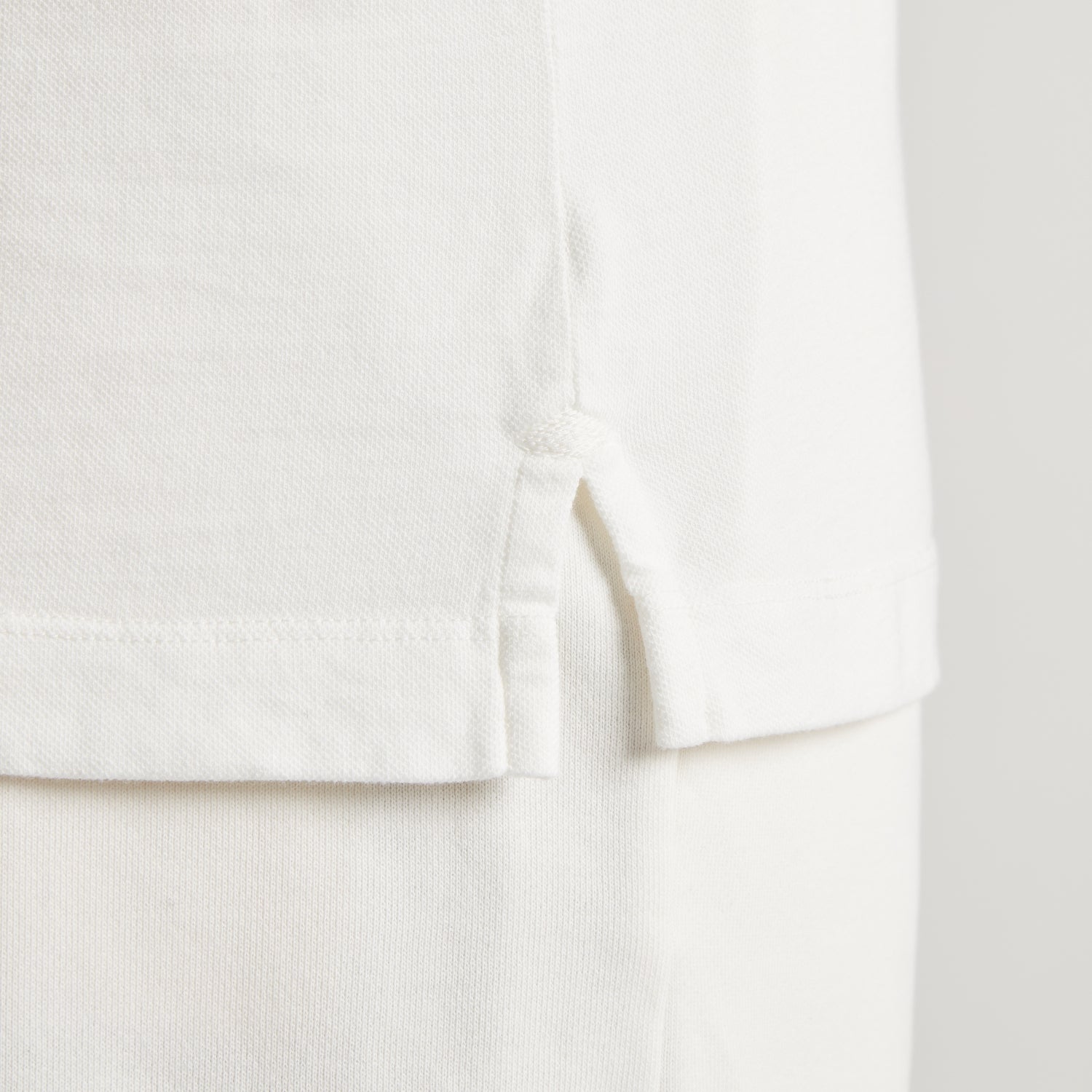 Maglietta uomo in micro piquet bianco con dettaglio laterale, design veneziano e comfort premium