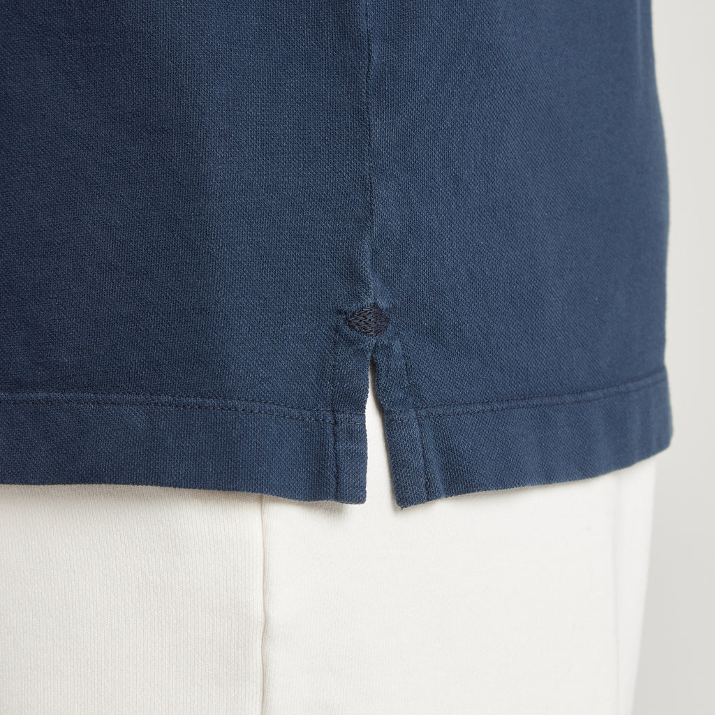 Maglia uomo in micro piquet tinta in capo, dettaglio cuciture e spacchetti laterali, comfort premium