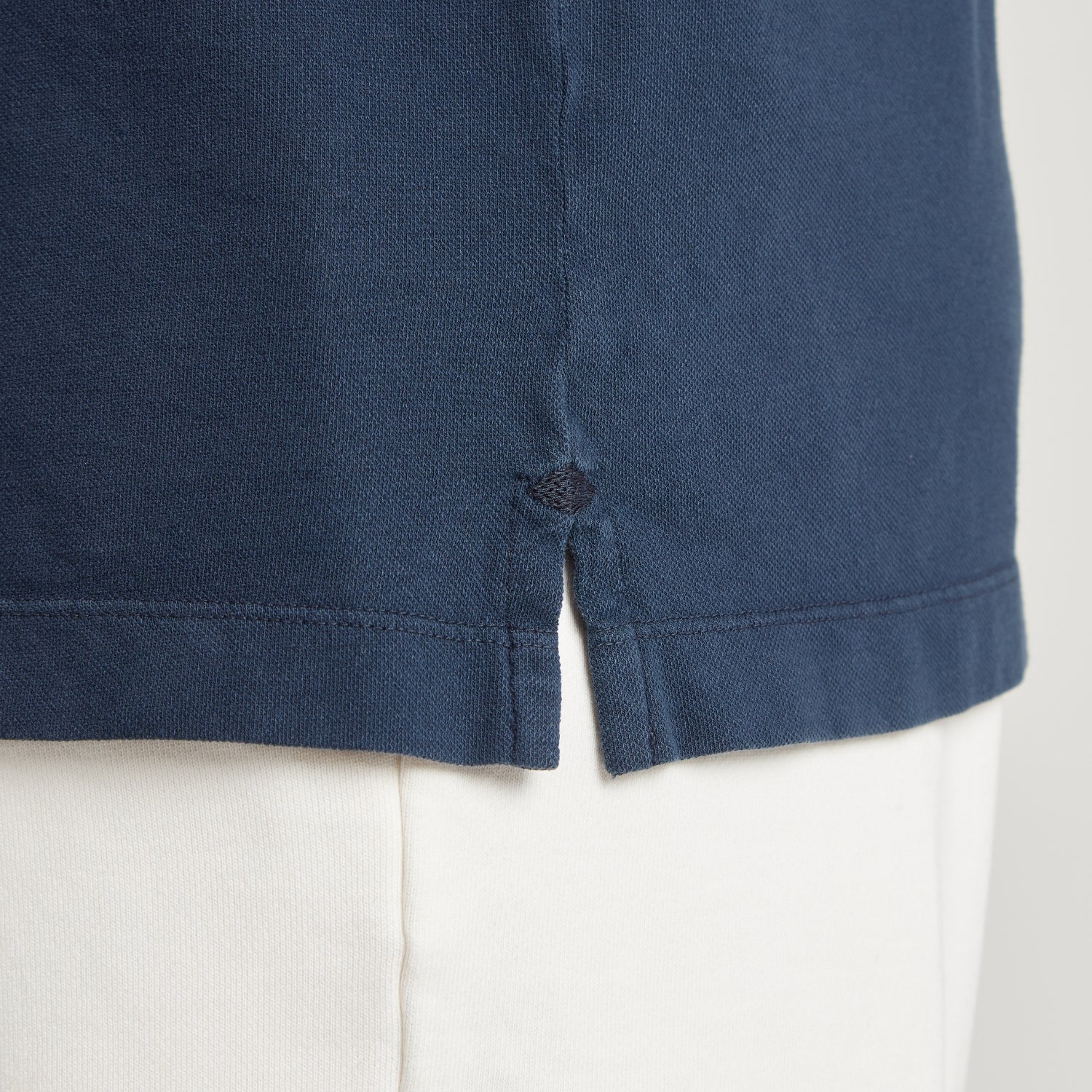 Maglia uomo in micro piquet tinta in capo, dettaglio cuciture e spacchetti laterali, comfort premium