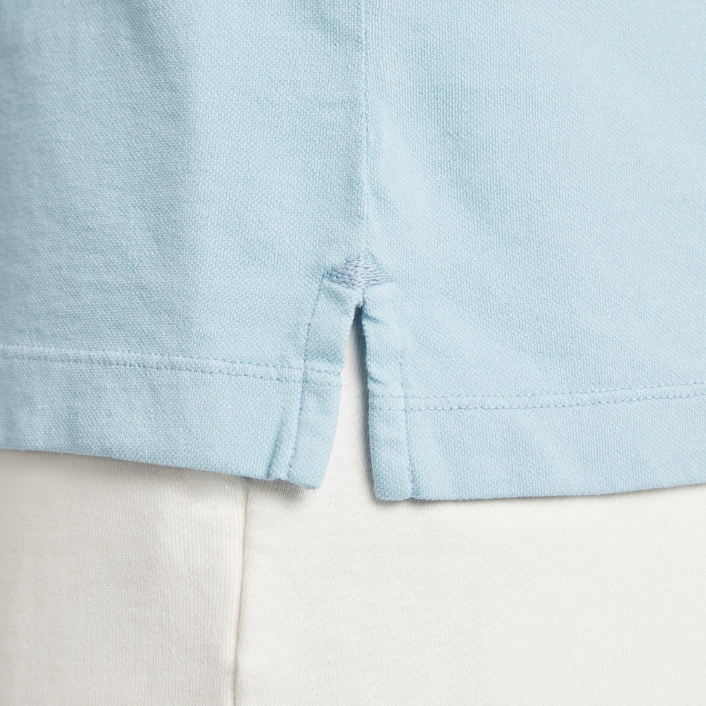 Maglia uomo in micro piquet tinta in capo, dettaglio cuciture e spacchetti laterali, comfort premium