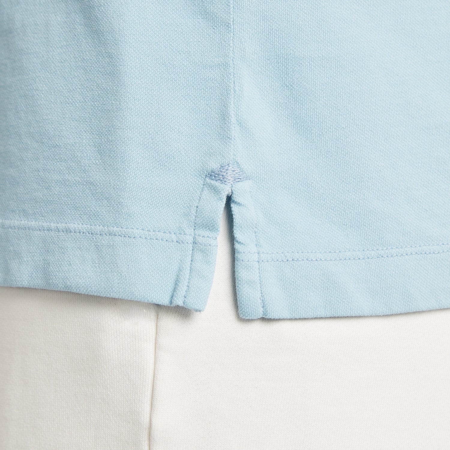 Maglia uomo in micro piquet tinta in capo, dettaglio cuciture e spacchetti laterali, comfort premium