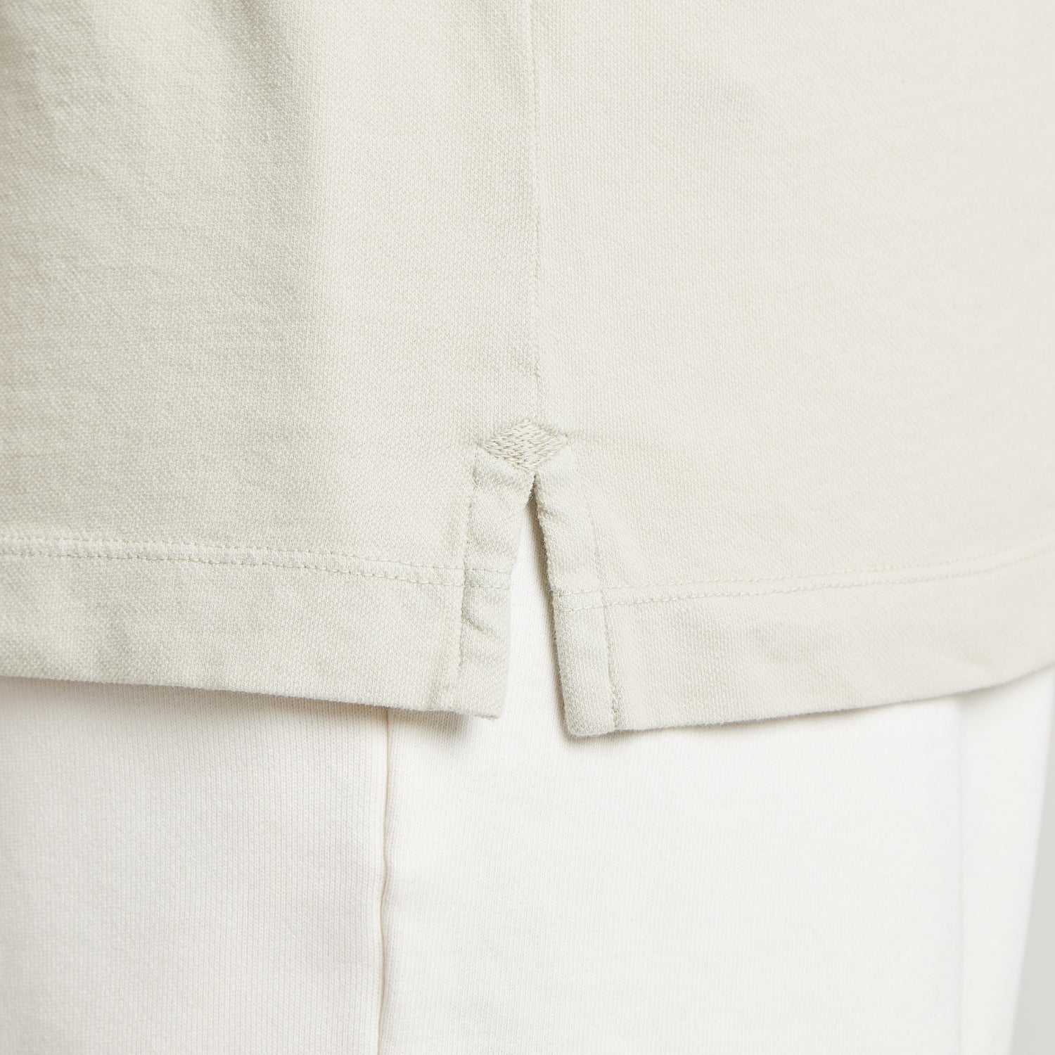 Maglia uomo in micro piquet tinta in capo, dettaglio cuciture e orlo, comfort premium