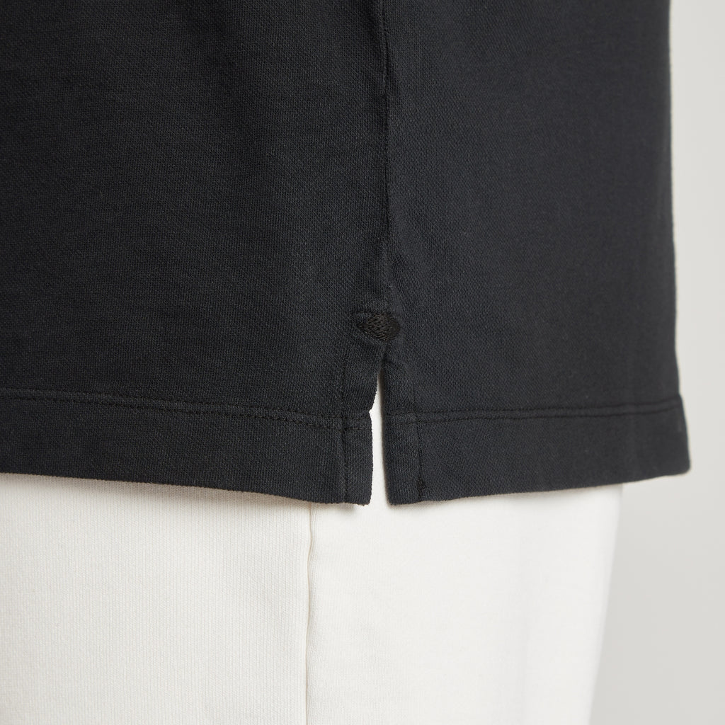 Maglia uomo in micro piquet nero con dettaglio cuciture e spacchetti laterali, comfort premium