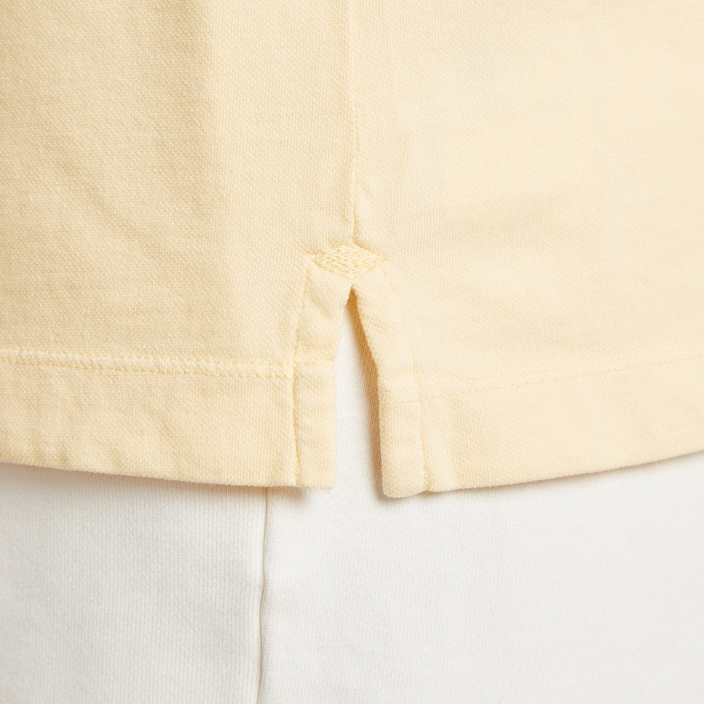 Dettaglio maglia uomo in micro piquet tinta in capo, comfort premium e finiture accurate