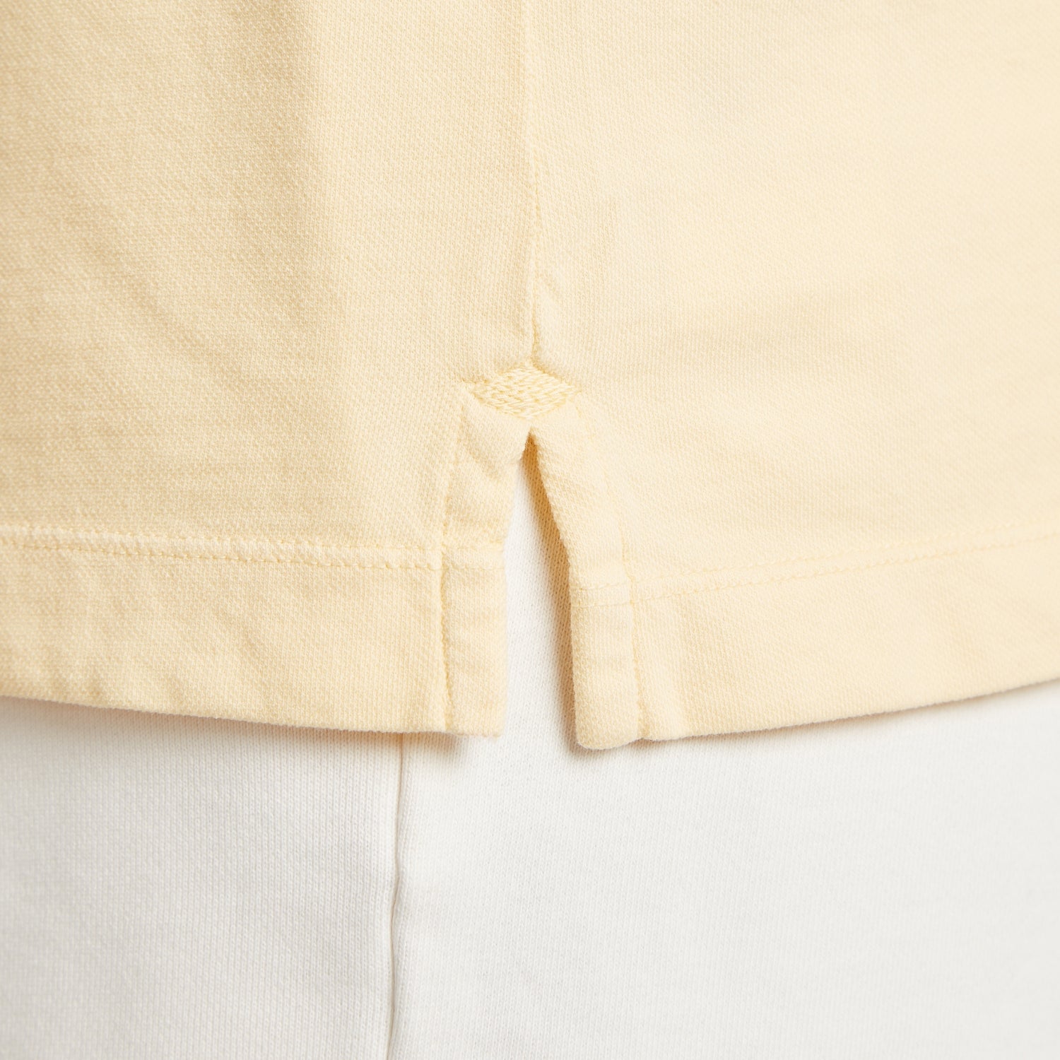 Dettaglio maglia uomo in micro piquet tinta in capo, comfort premium e finiture accurate
