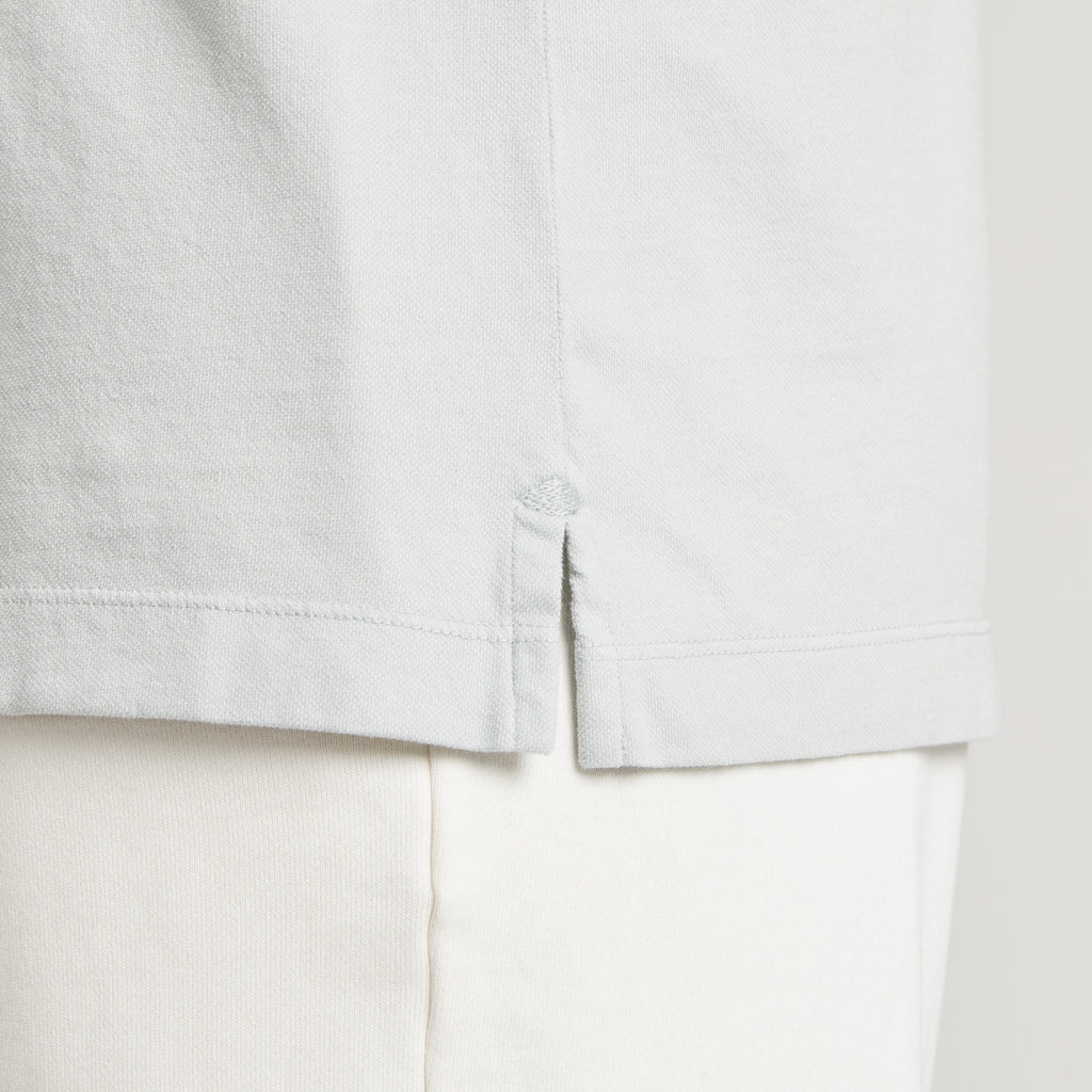 Maglia uomo in micro piquet tinta in capo con spacchetti laterali, design veneziano e comfort premium