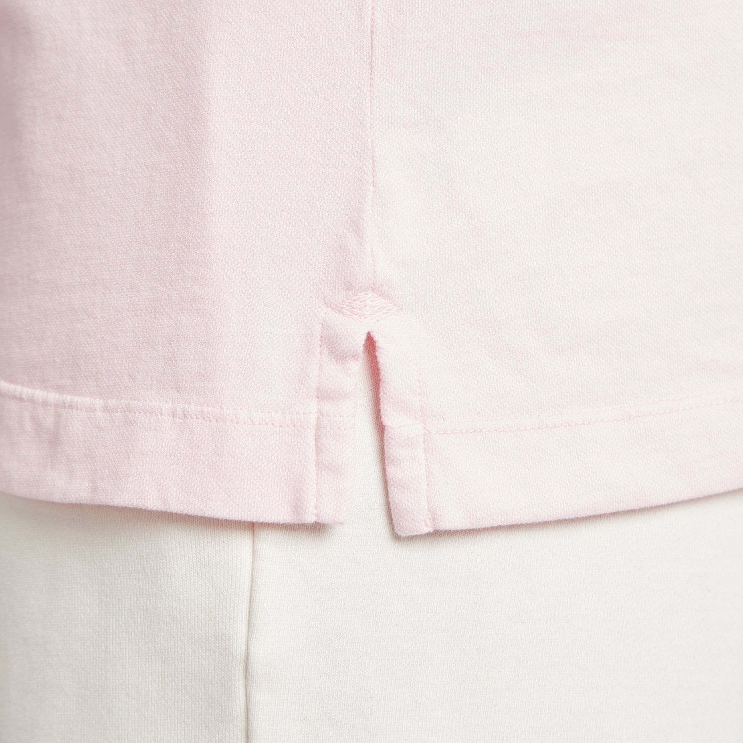 Maglia uomo rosa in micro piquet tinta in capo, dettaglio cuciture e spacchetti laterali
