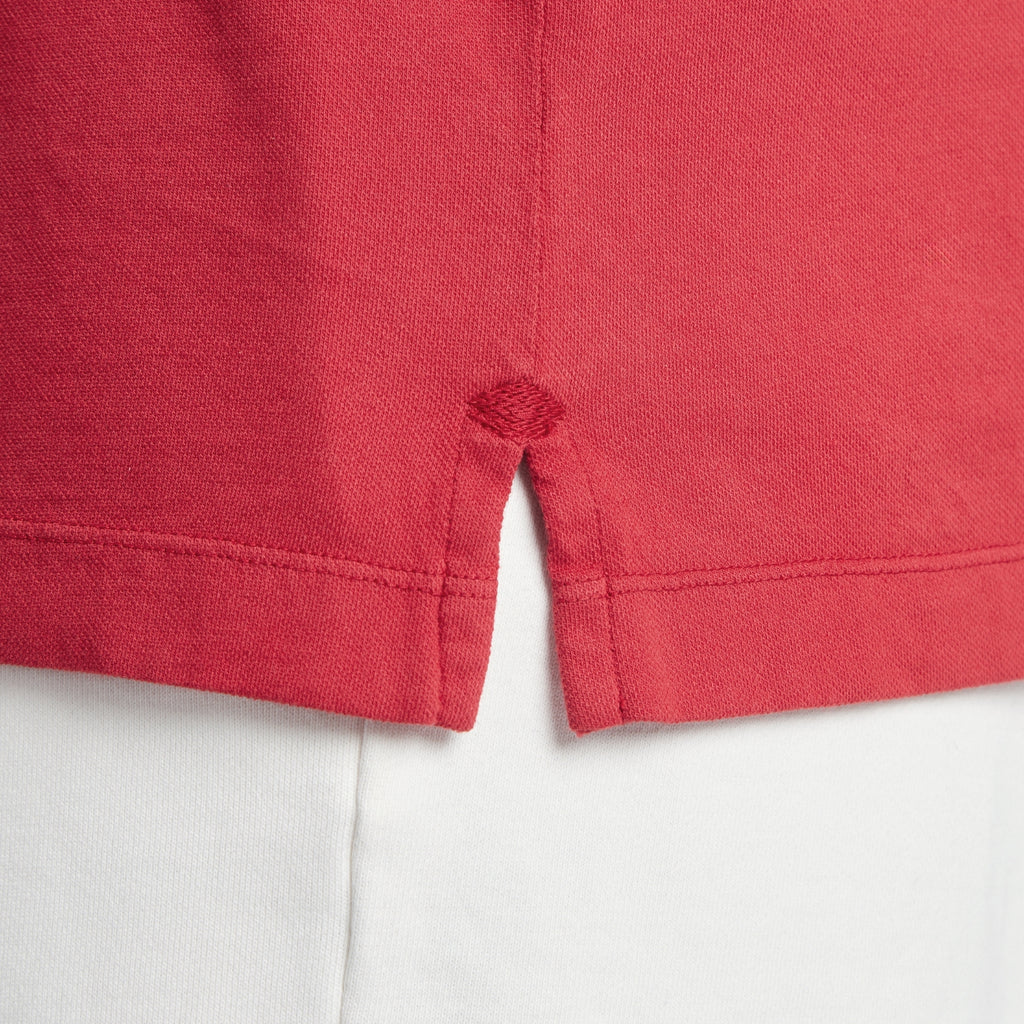 Maglia uomo rosso micro piquet tinta in capo con dettaglio cucitura e spacchetti laterali