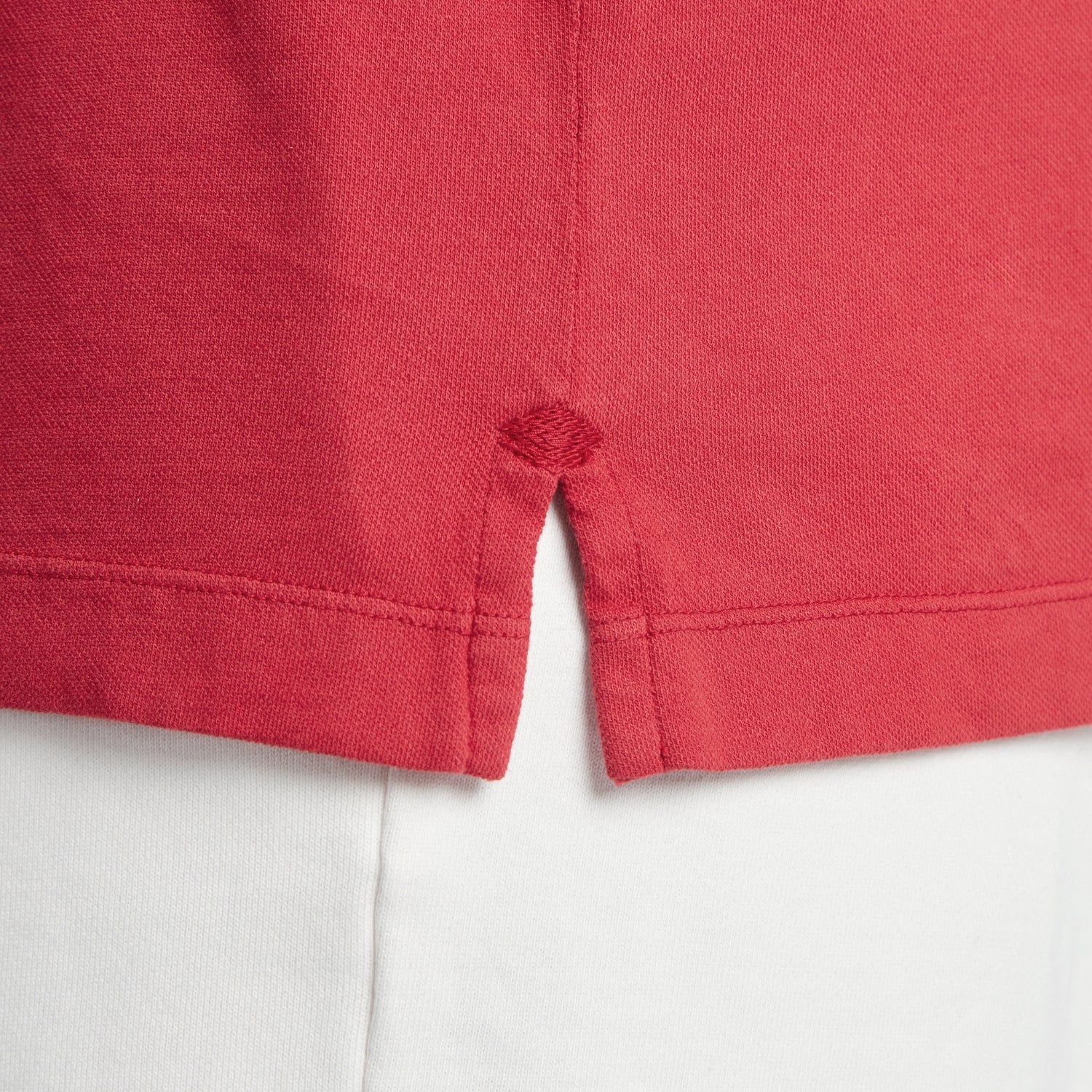 Maglia uomo rosso micro piquet tinta in capo con dettaglio cucitura e spacchetti laterali