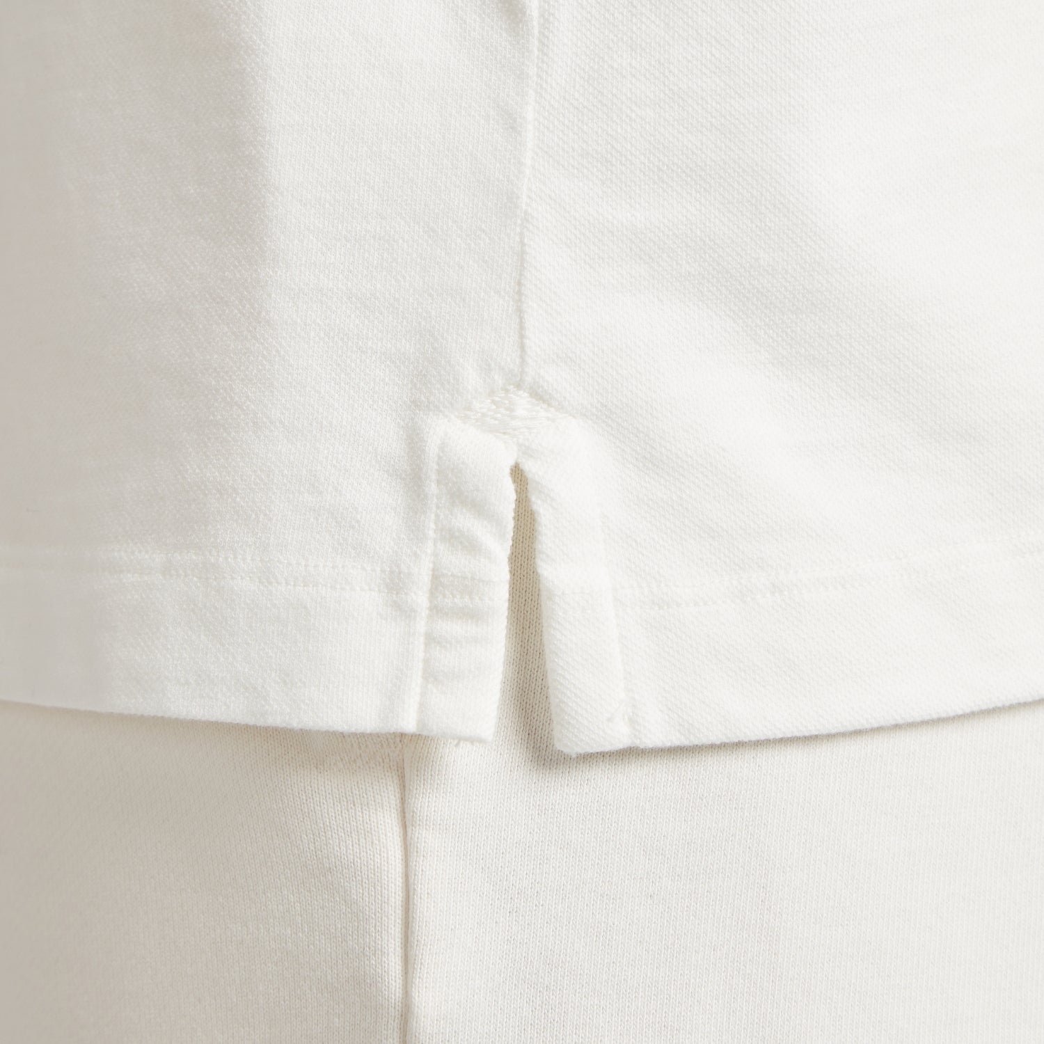 Dettaglio tessuto micro piquet bianco, manifattura italiana, comfort premium, design veneziano