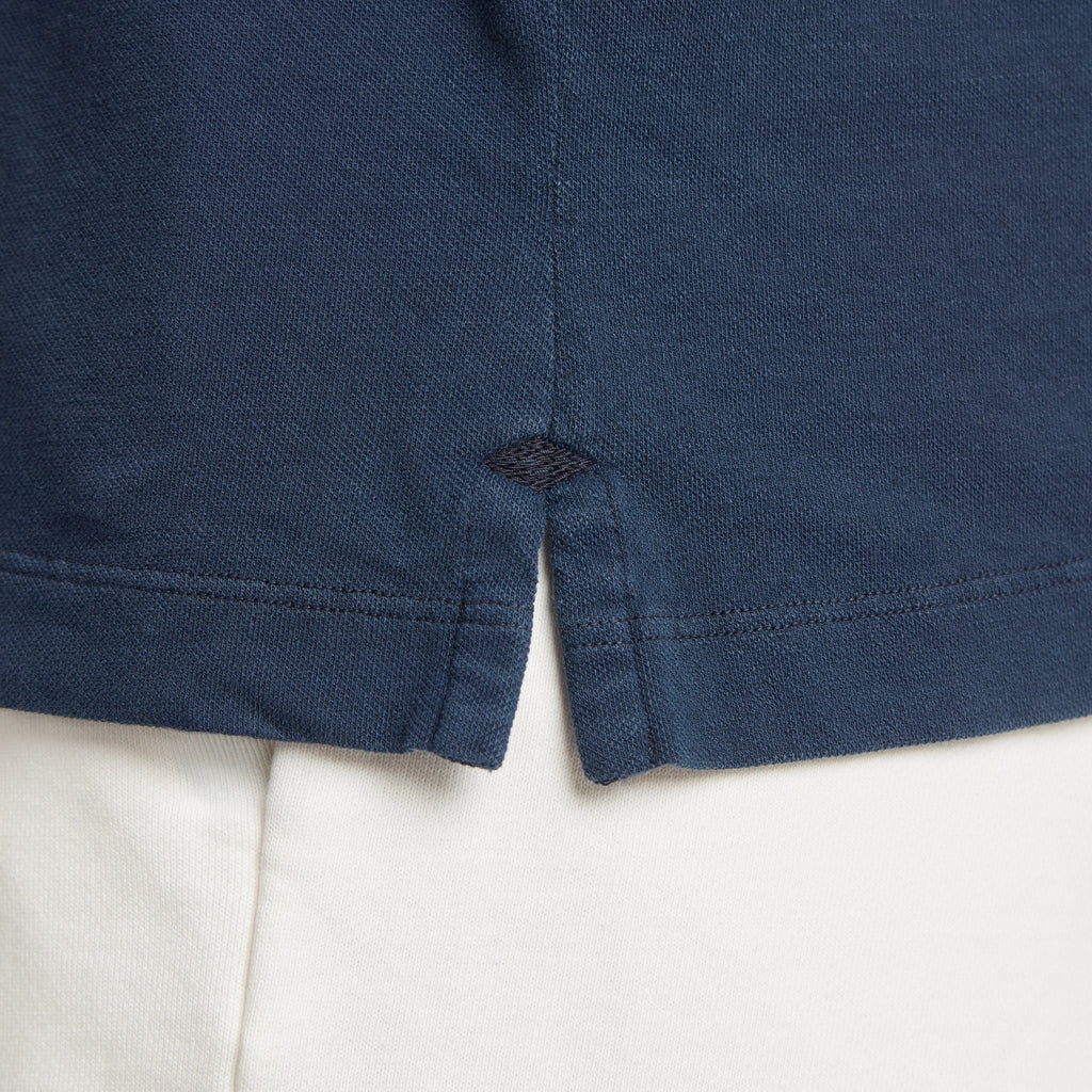Maglia uomo in micro piquet blu scuro con dettaglio cucitura e logo ricamato, comfort premium