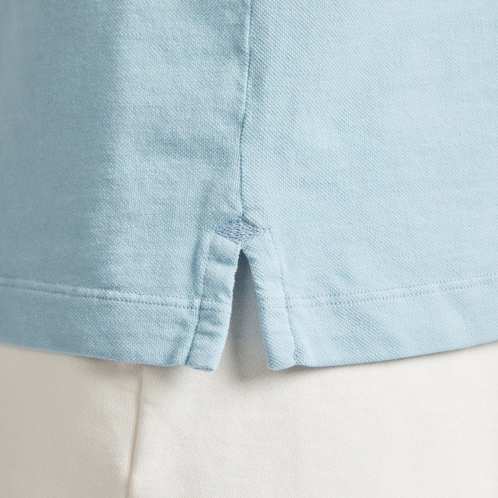Maglia uomo in micro piquet tinta in capo, dettaglio cuciture e spacchetti laterali, comfort premium