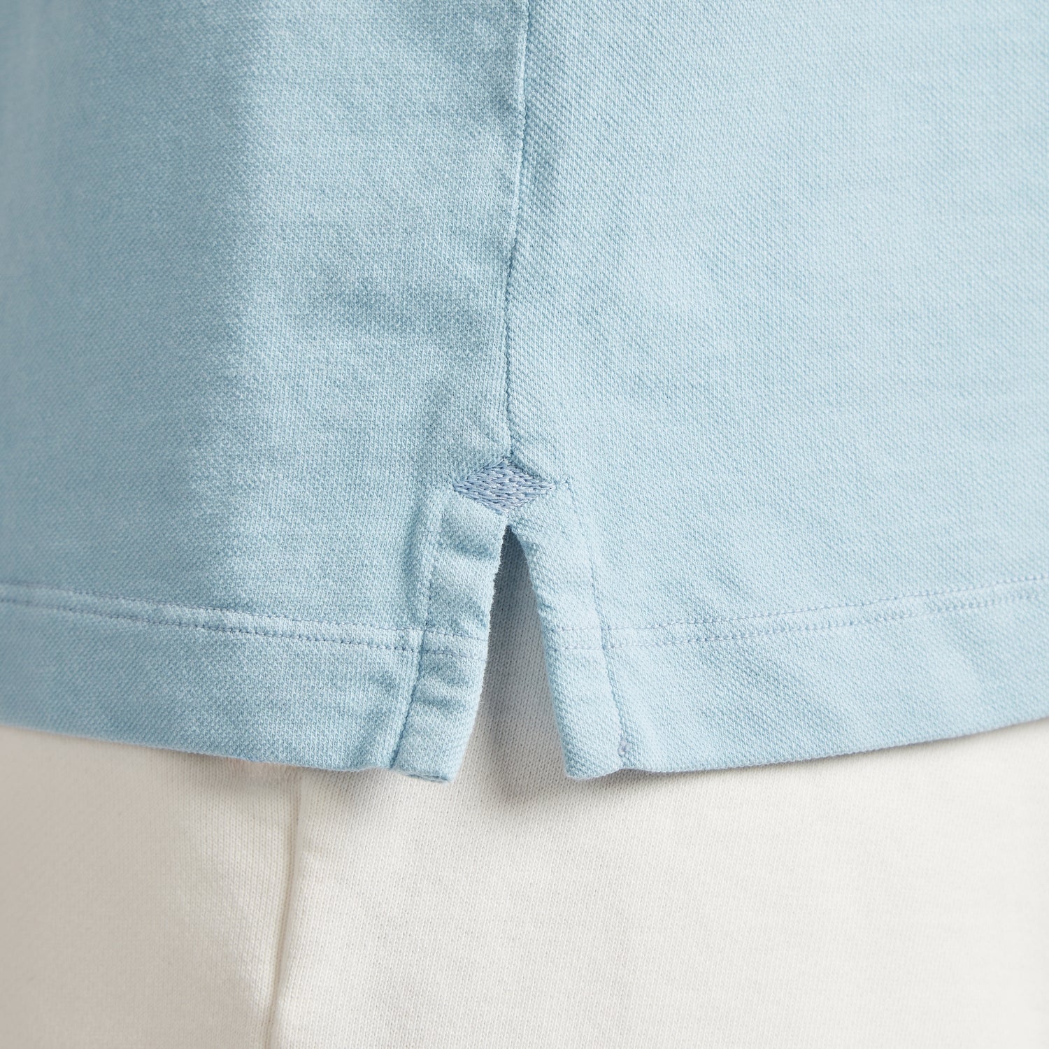 Maglia uomo in micro piquet tinta in capo, dettaglio cuciture e spacchetti laterali, comfort premium