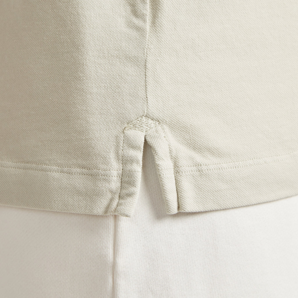 Dettaglio cuciture e tessuto micro piquet uomo, comfort premium e design veneziano