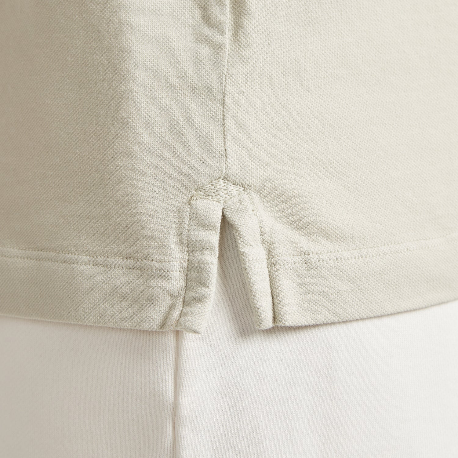 Dettaglio cuciture e tessuto micro piquet uomo, comfort premium e design veneziano