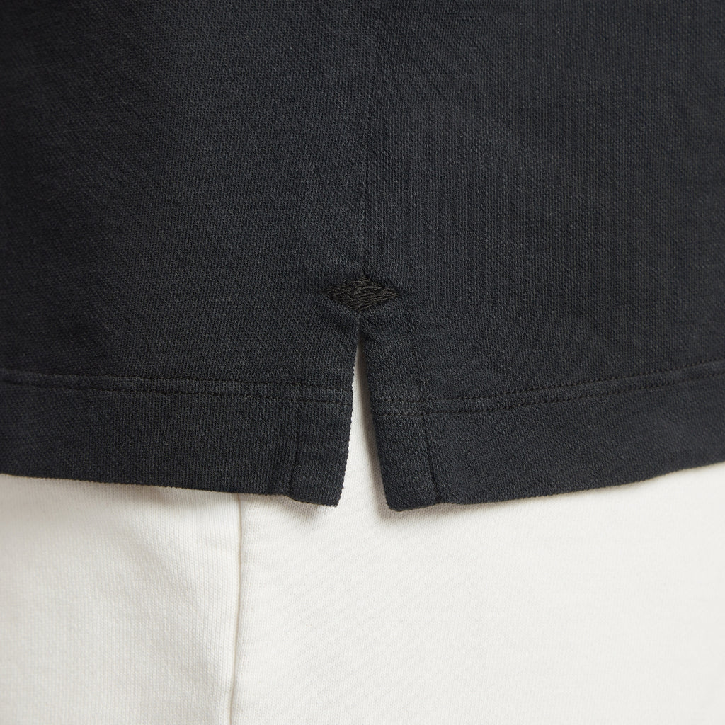Maglia uomo in micro piquet nero con dettaglio cucitura e spacchetti laterali, comfort premium