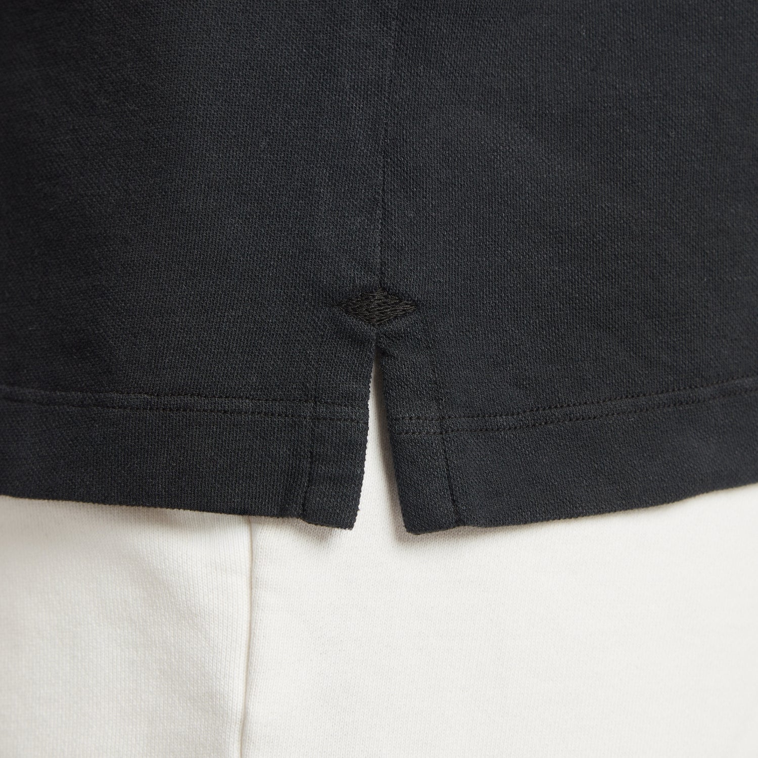 Maglia uomo in micro piquet nero con dettaglio cucitura e spacchetti laterali, comfort premium