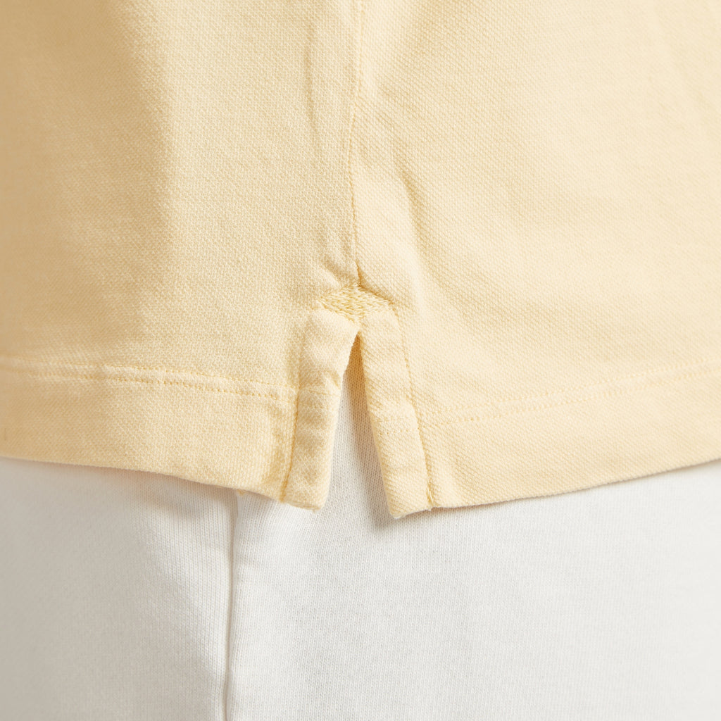 Maglietta uomo in micro piquet giallo, dettaglio cuciture e spacchetti laterali, comfort premium