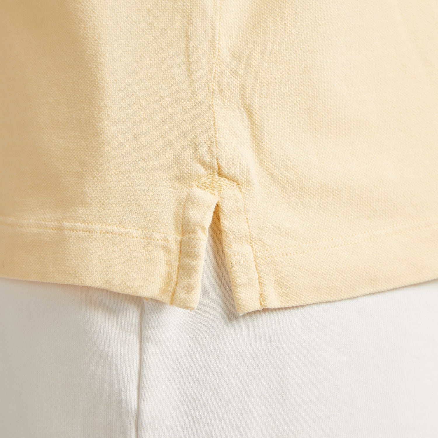 Maglietta uomo in micro piquet giallo, dettaglio cuciture e spacchetti laterali, comfort premium