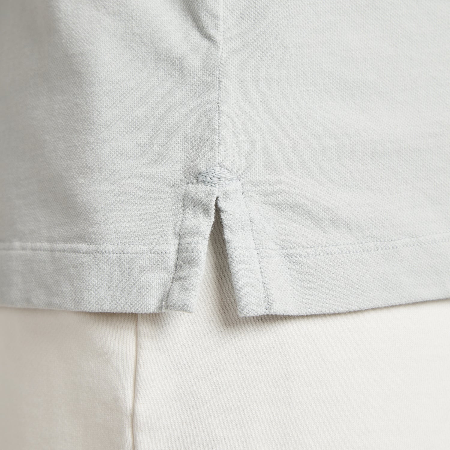 Dettaglio cuciture maglietta uomo in micro piquet tinta in capo, design veneziano e comfort premium