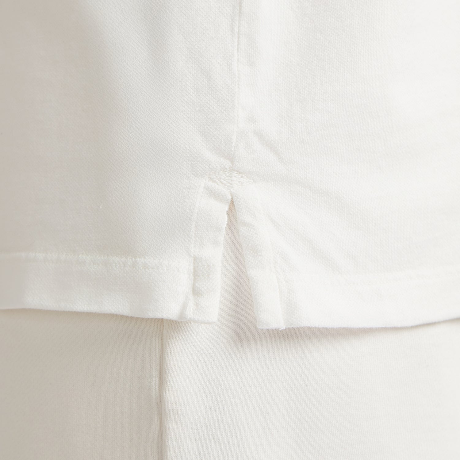 Dettaglio cuciture maglietta uomo in micro piquet tinta in capo, design veneziano e comfort premium