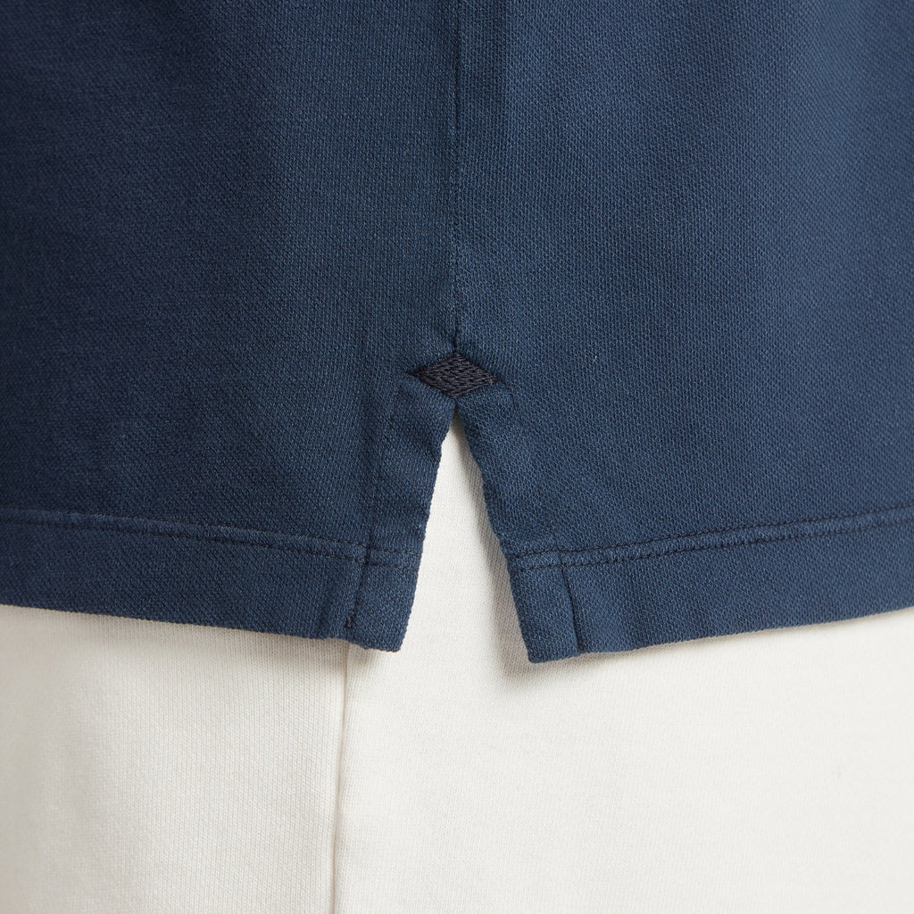 Maglia uomo in micro piquet blu, dettaglio cuciture e spacchetti, design veneziano e comfort premium