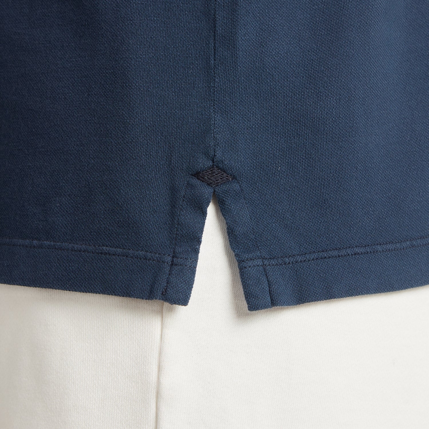 Maglia uomo in micro piquet blu, dettaglio cuciture e spacchetti, design veneziano e comfort premium