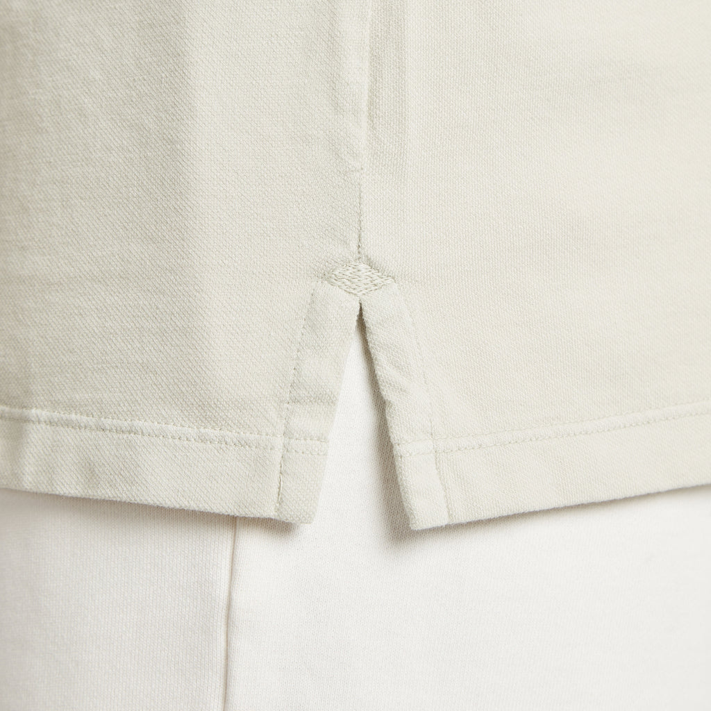 Dettaglio cucitura camicia uomo in micro piquet tinta in capo, design veneziano, manifattura italiana