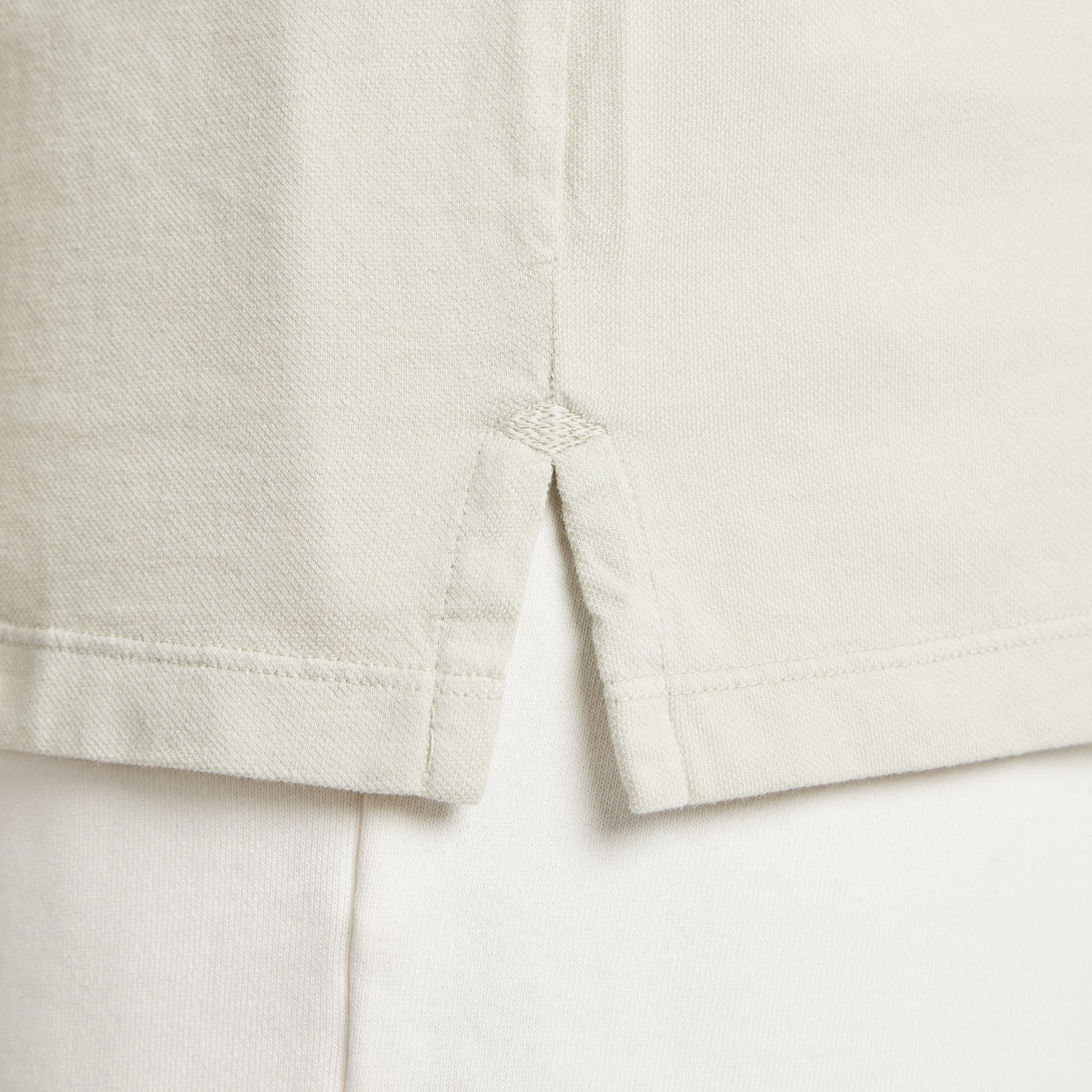 Dettaglio cucitura camicia uomo in micro piquet tinta in capo, design veneziano, manifattura italiana