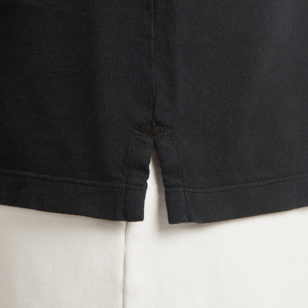 Maglia uomo in micro piquet nero, dettaglio cuciture e logo ricamato, comfort premium e design veneziano