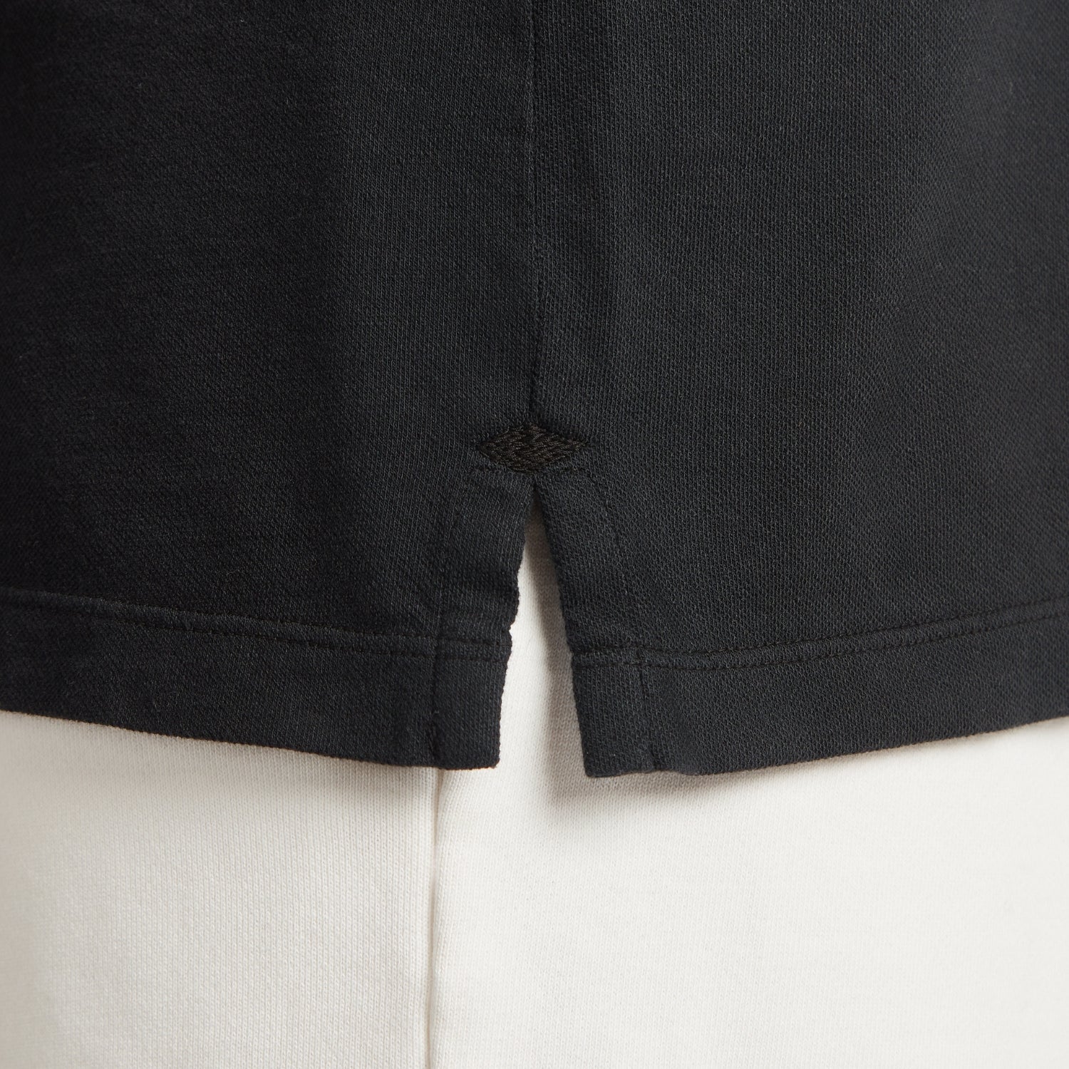 Maglia uomo in micro piquet nero, dettaglio cuciture e logo ricamato, comfort premium e design veneziano