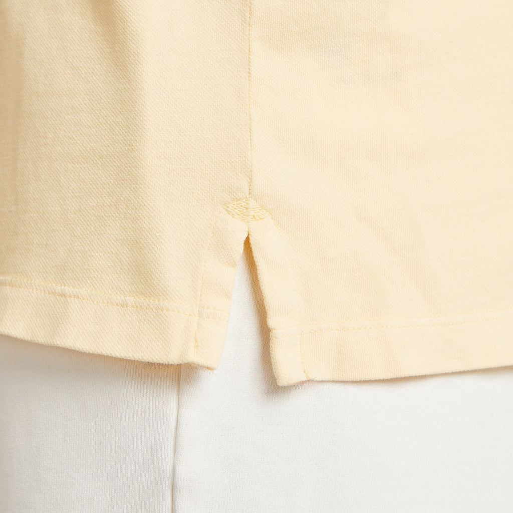 Maglia uomo in micro piquet tinta in capo, dettaglio cuciture e fessura laterale, comfort premium