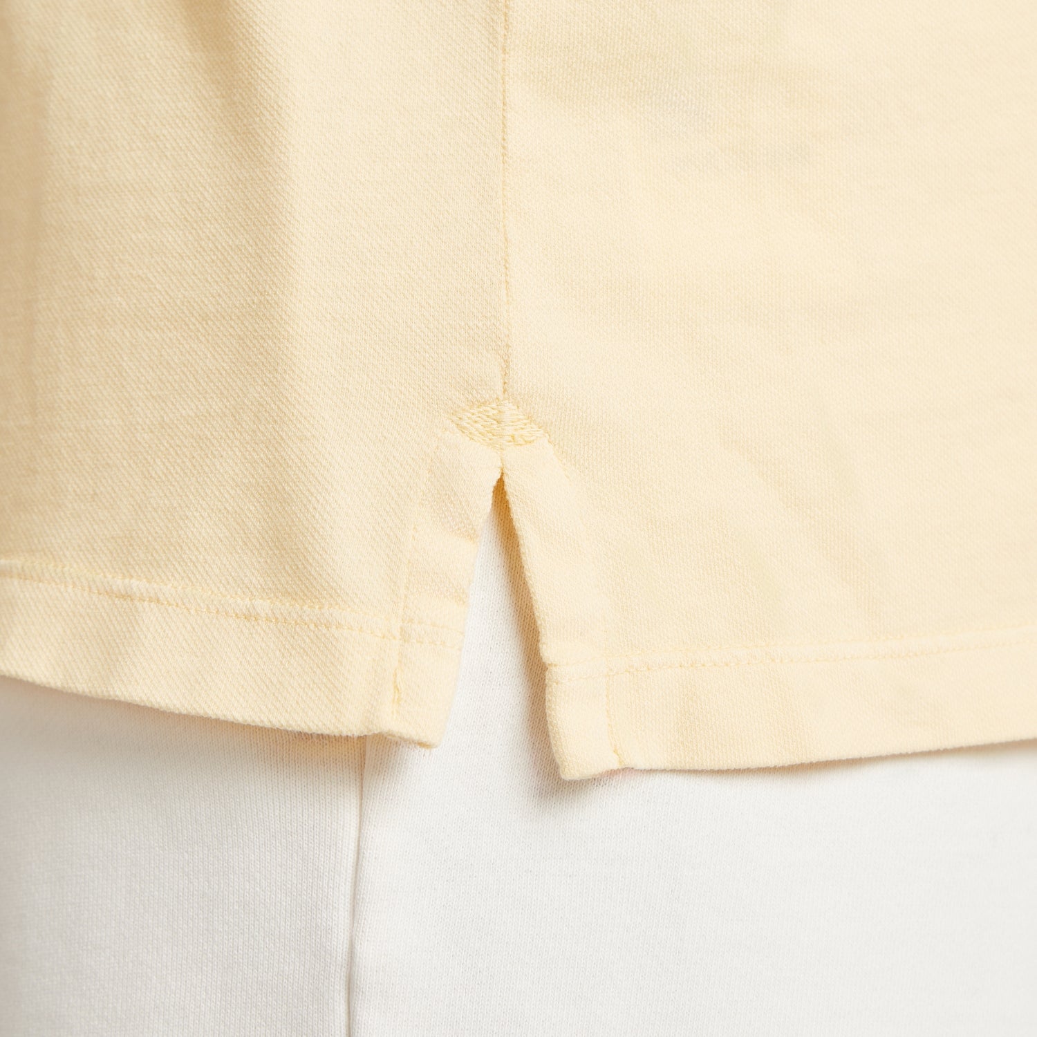 Maglia uomo in micro piquet tinta in capo, dettaglio cuciture e fessura laterale, comfort premium