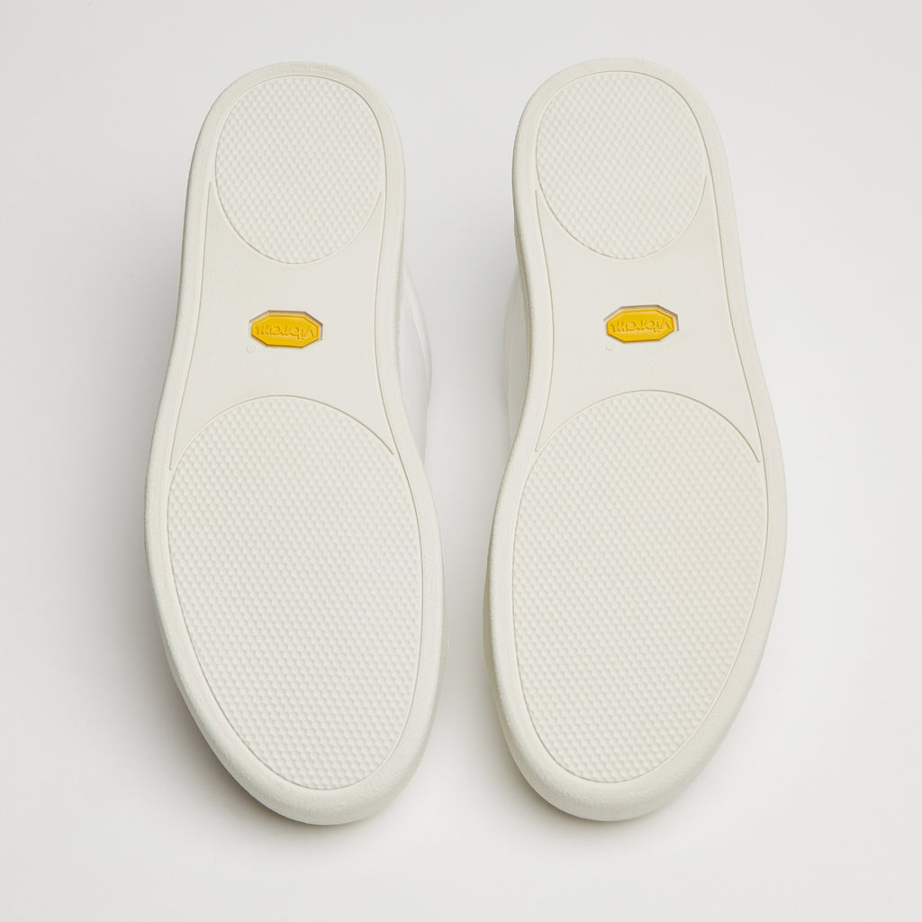 Suola bianca con logo giallo Vibram, design veneziano e comfort premium