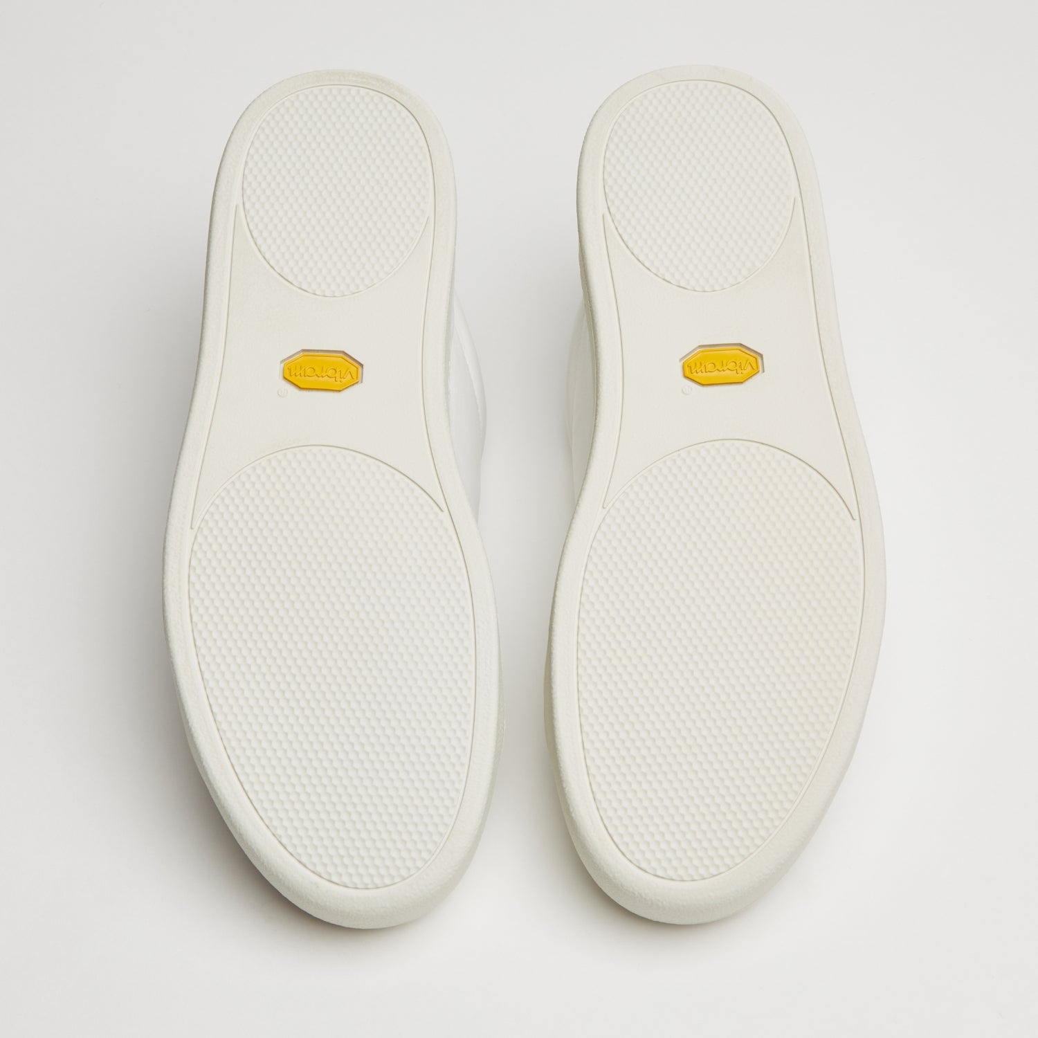 Suola bianca con logo giallo Vibram, design veneziano e comfort premium