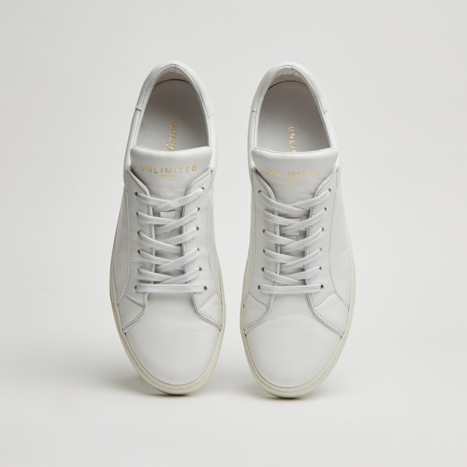 Scarpe da uomo bianche in pelle con logo dorato, design veneziano e comfort premium